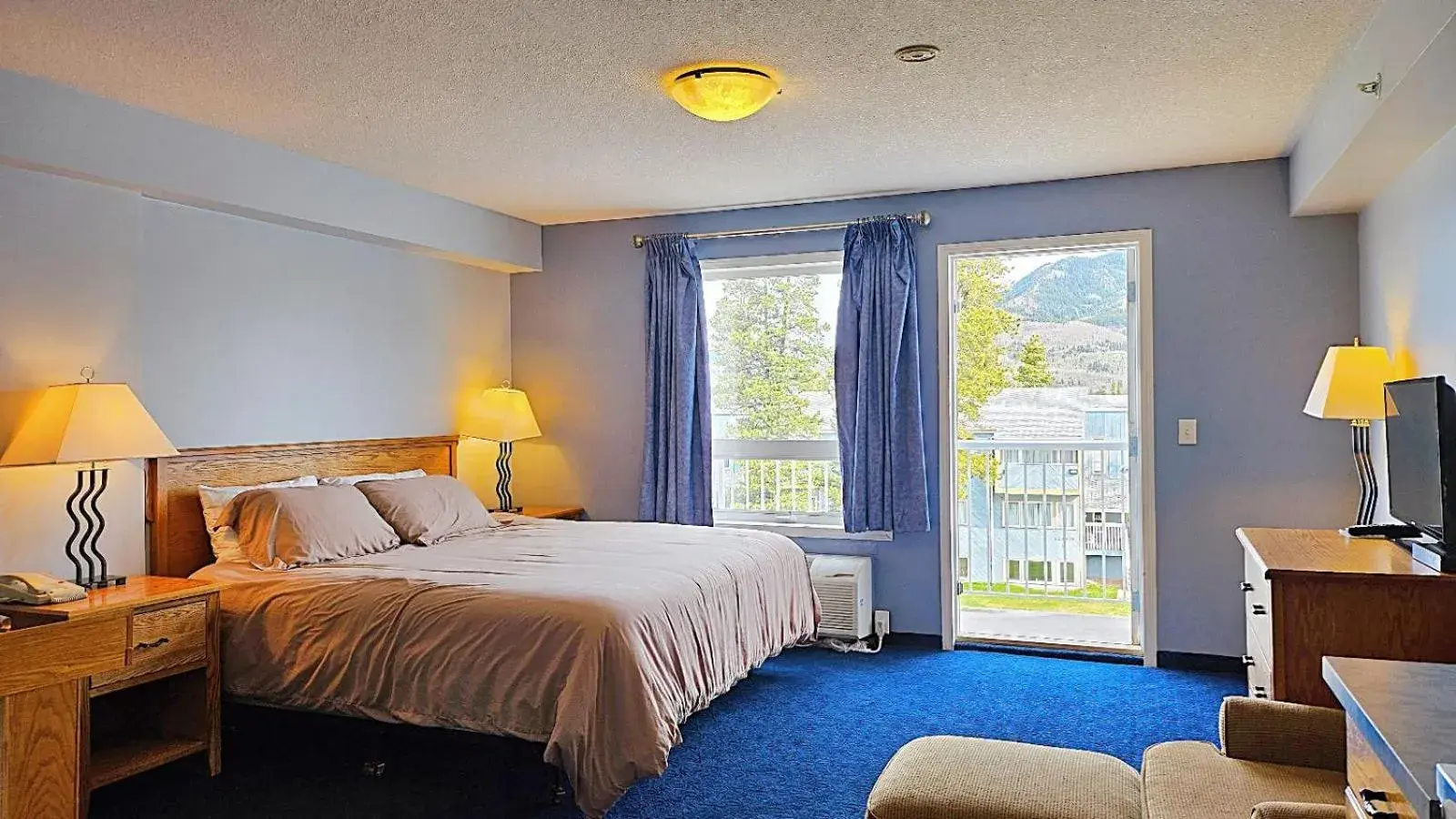 King Suite with Balcony in Misty Mountain Inn & Suites King Suite with Balcony in Misty Mountain Inn & Suites