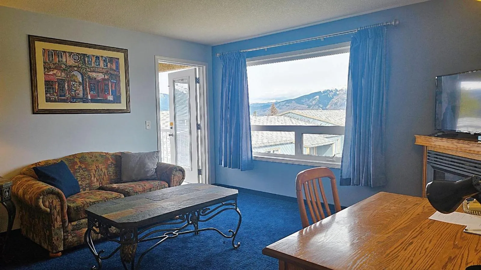 Living room in Misty Mountain Inn & Suites