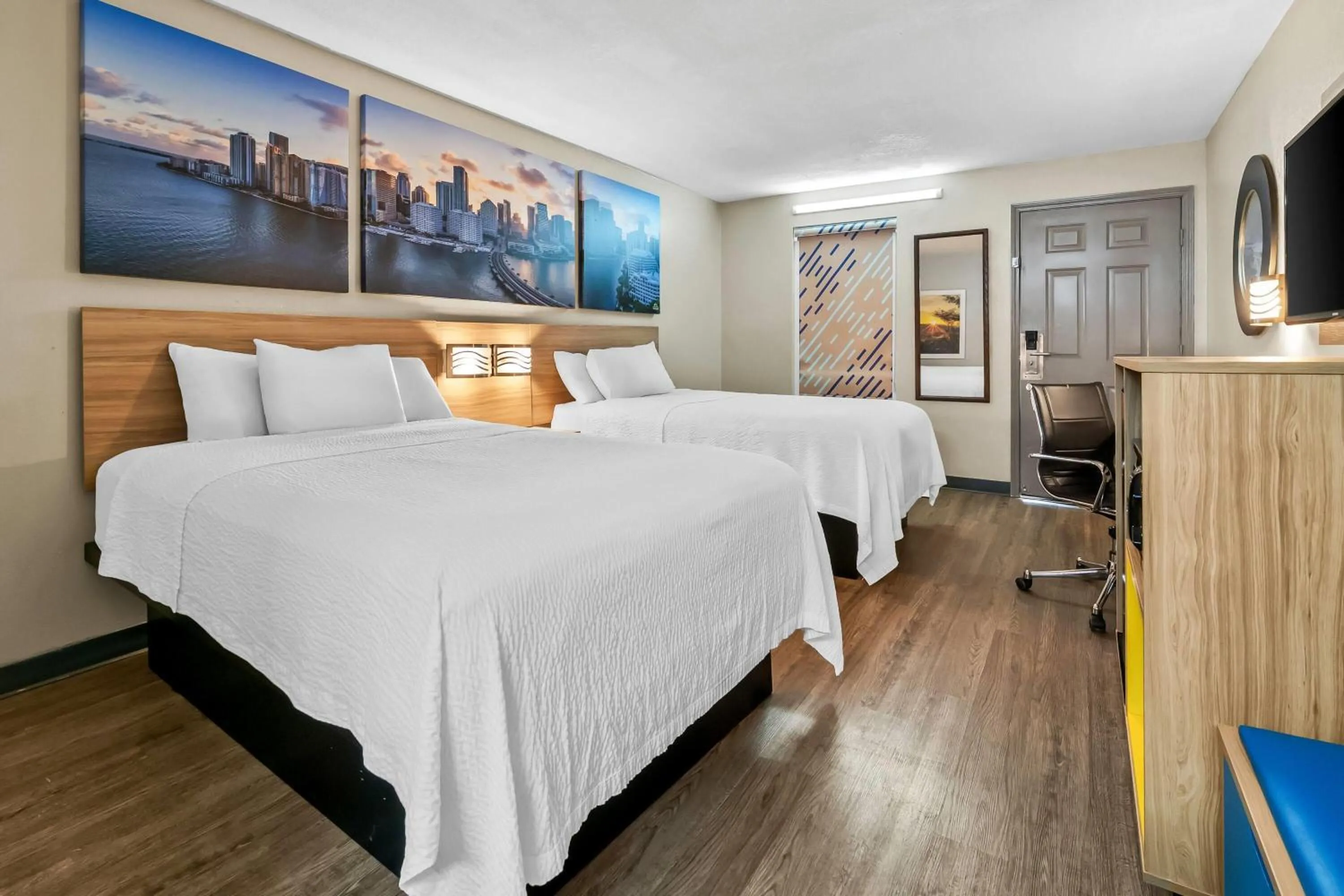 Bed in Days Inn by Wyndham Simpsonville