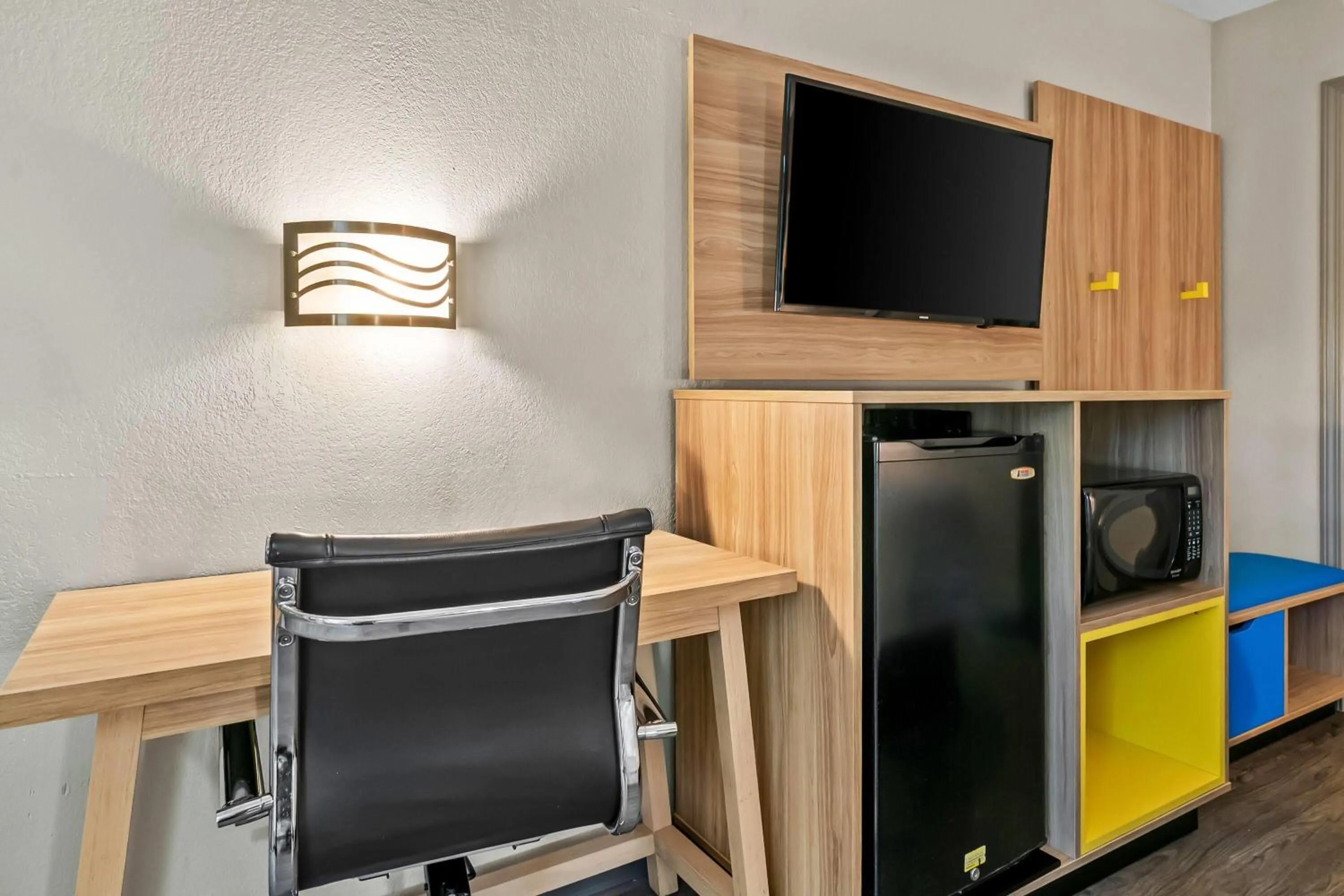 Bed in Days Inn by Wyndham Simpsonville