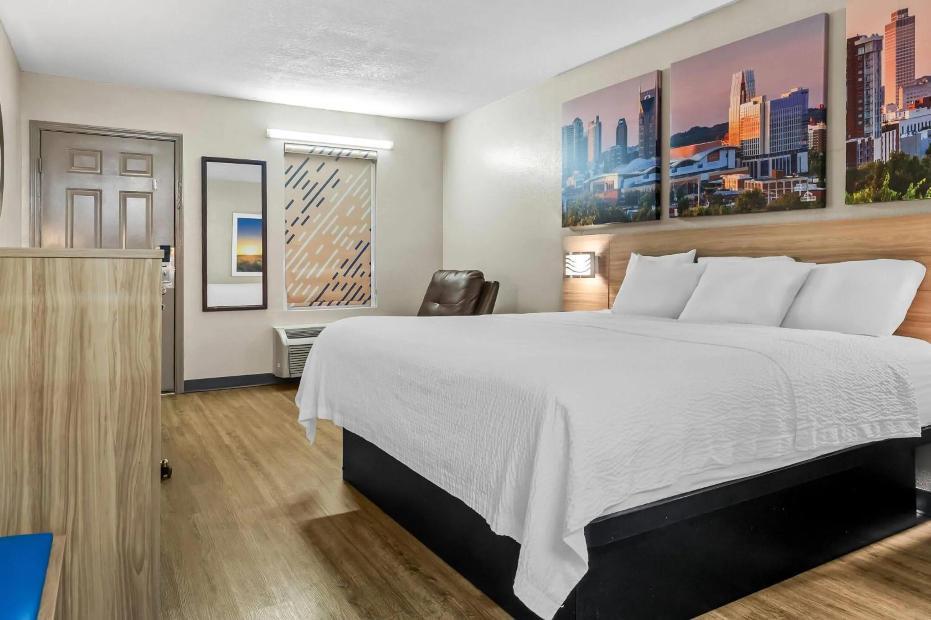 Bed in Days Inn by Wyndham Simpsonville