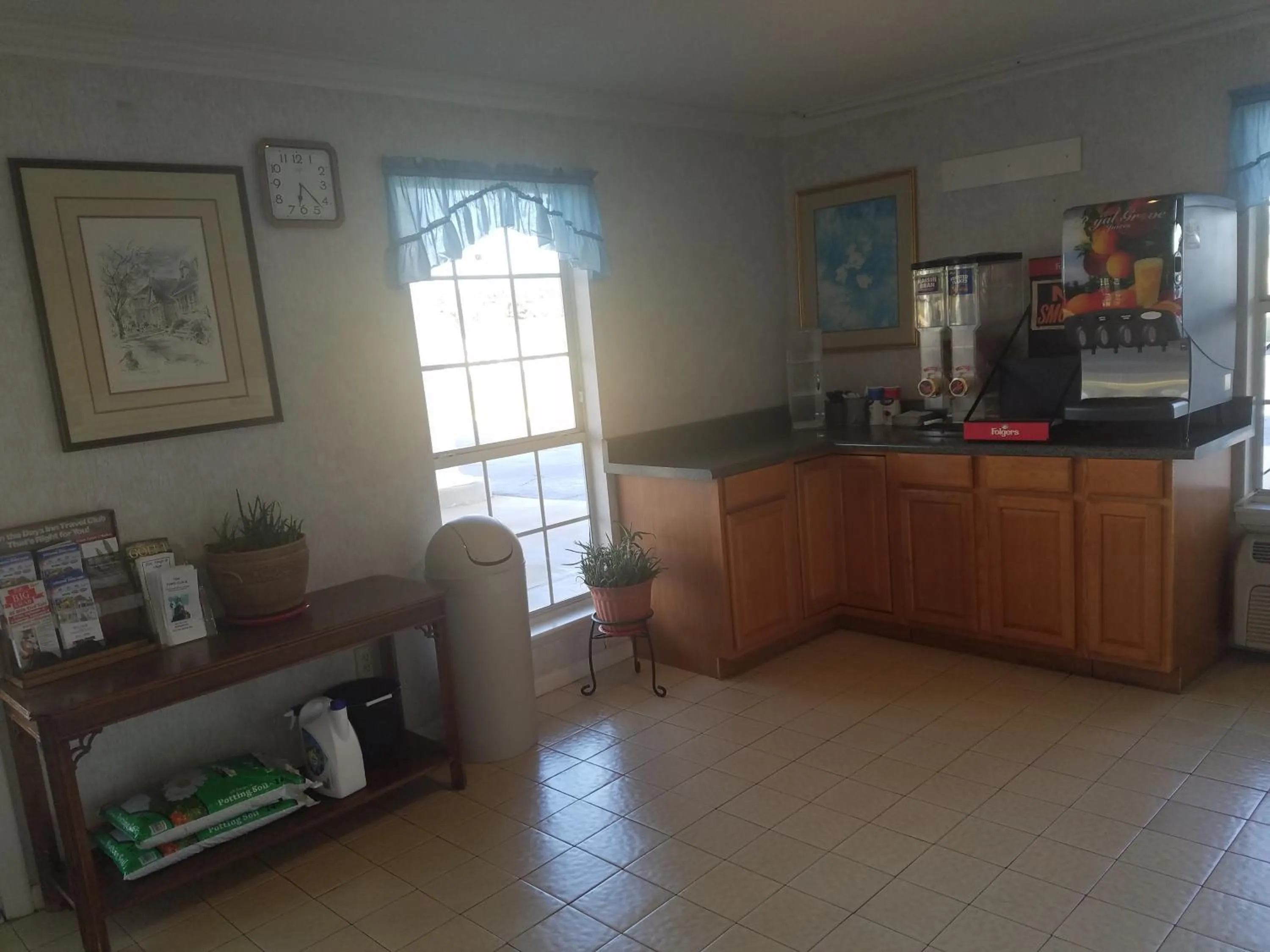 Breakfast in Americas Best Value Inn-Winnsboro