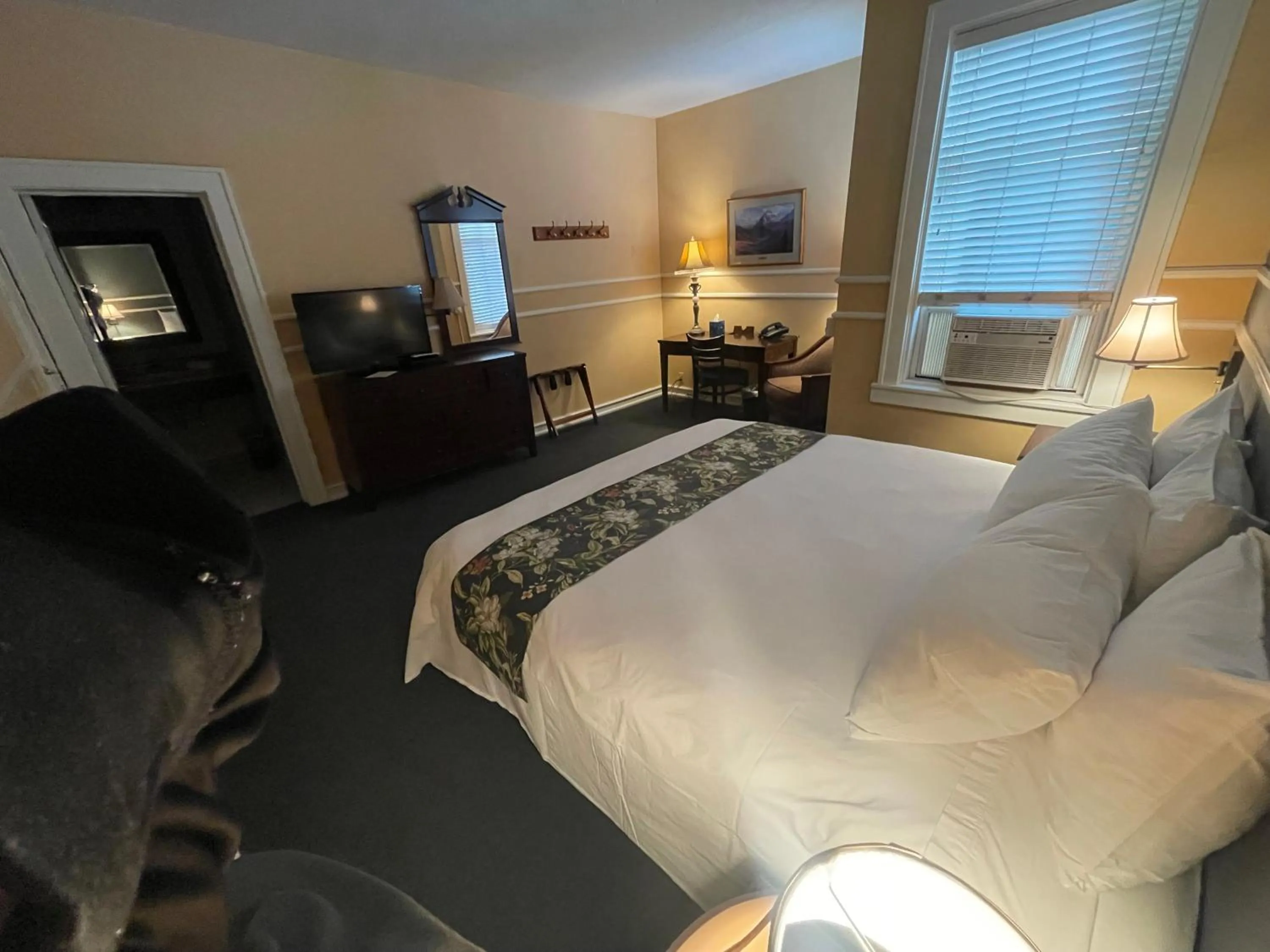 Bed in Kalispell Grand Hotel