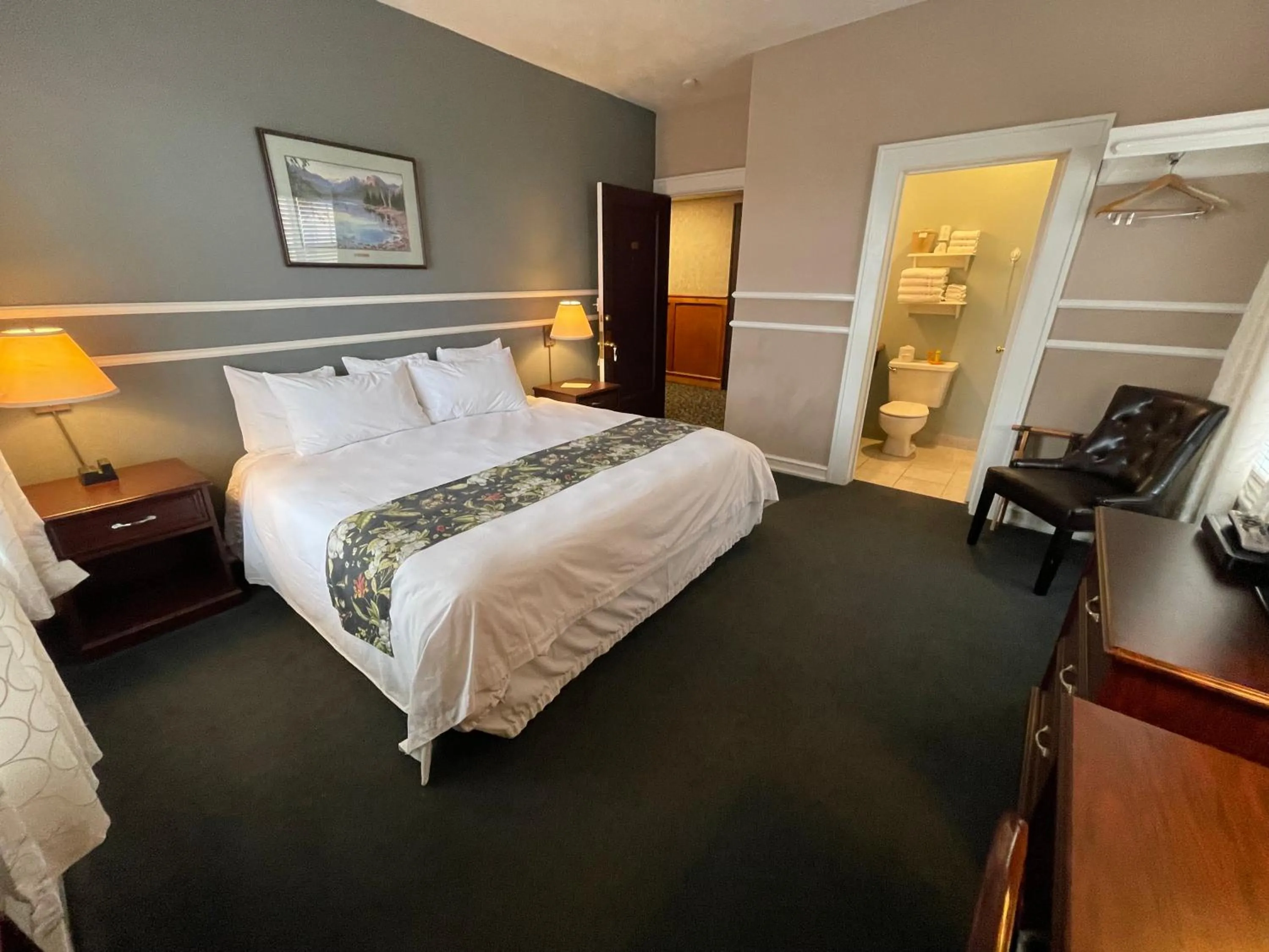 Bed in Kalispell Grand Hotel