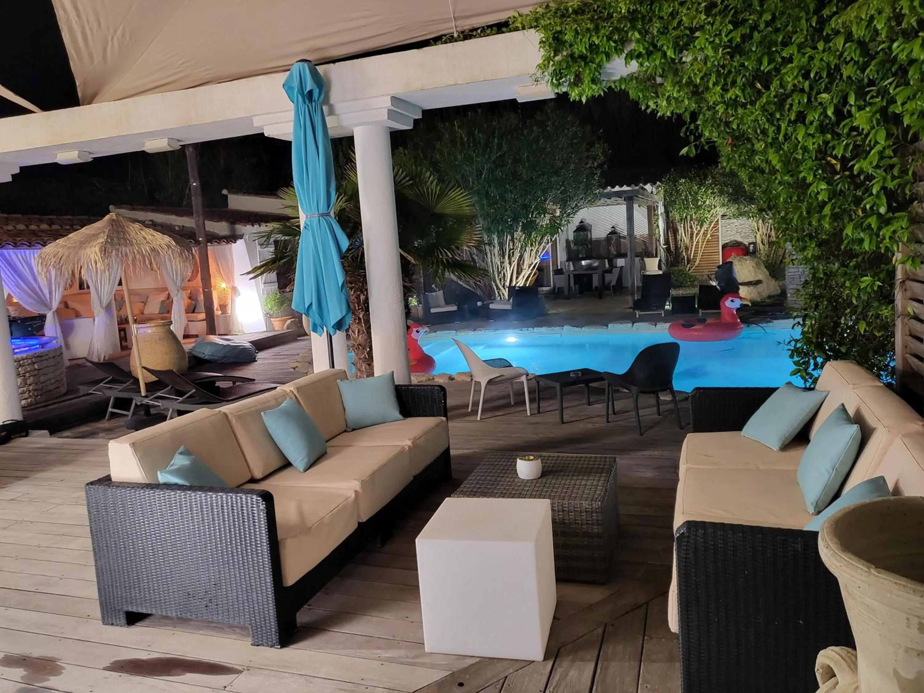 Evening entertainment in Villa Petra Bianca Suites & Chambres