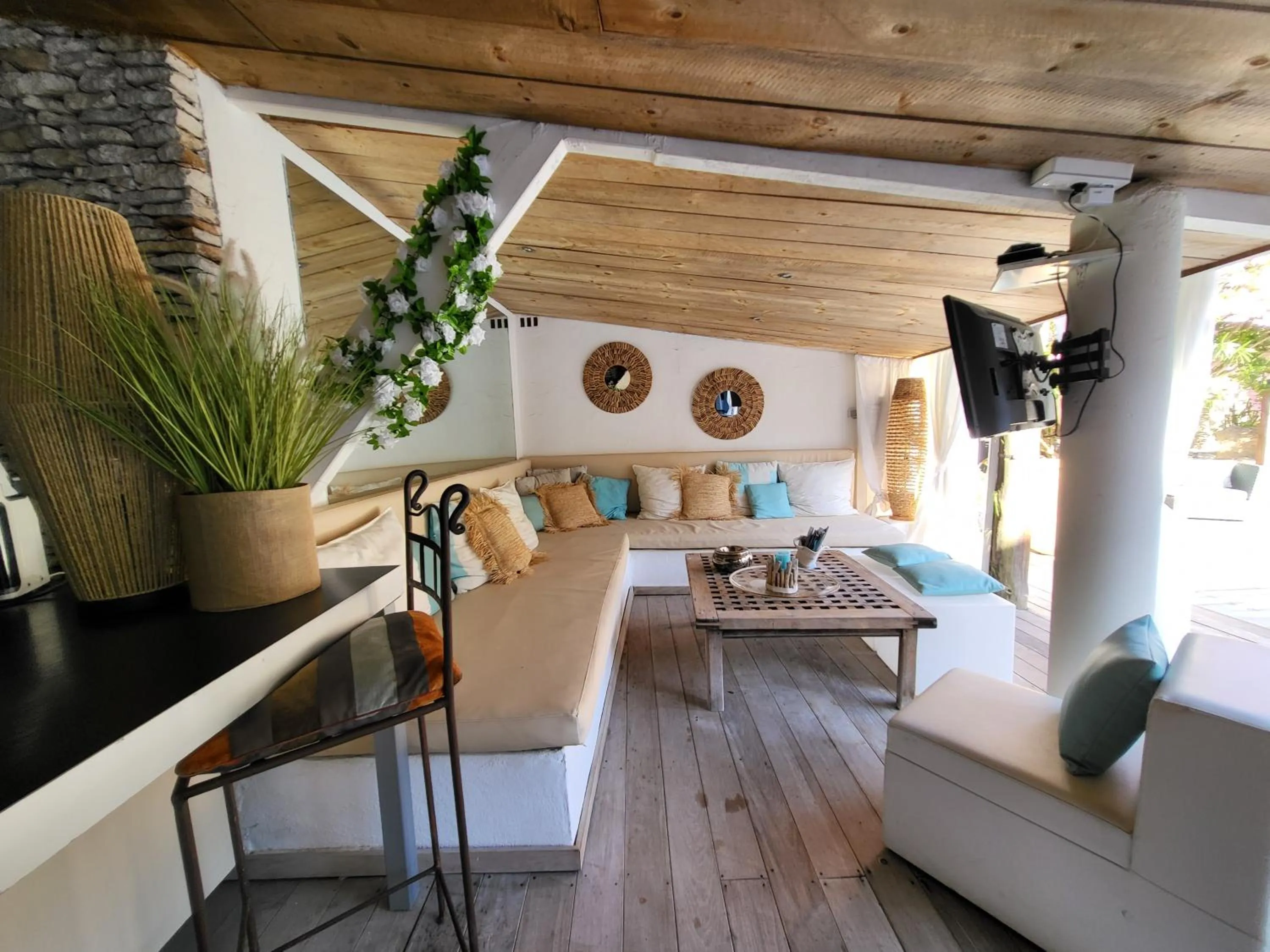 Communal lounge/ TV room in Villa Petra Bianca Suites & Chambres