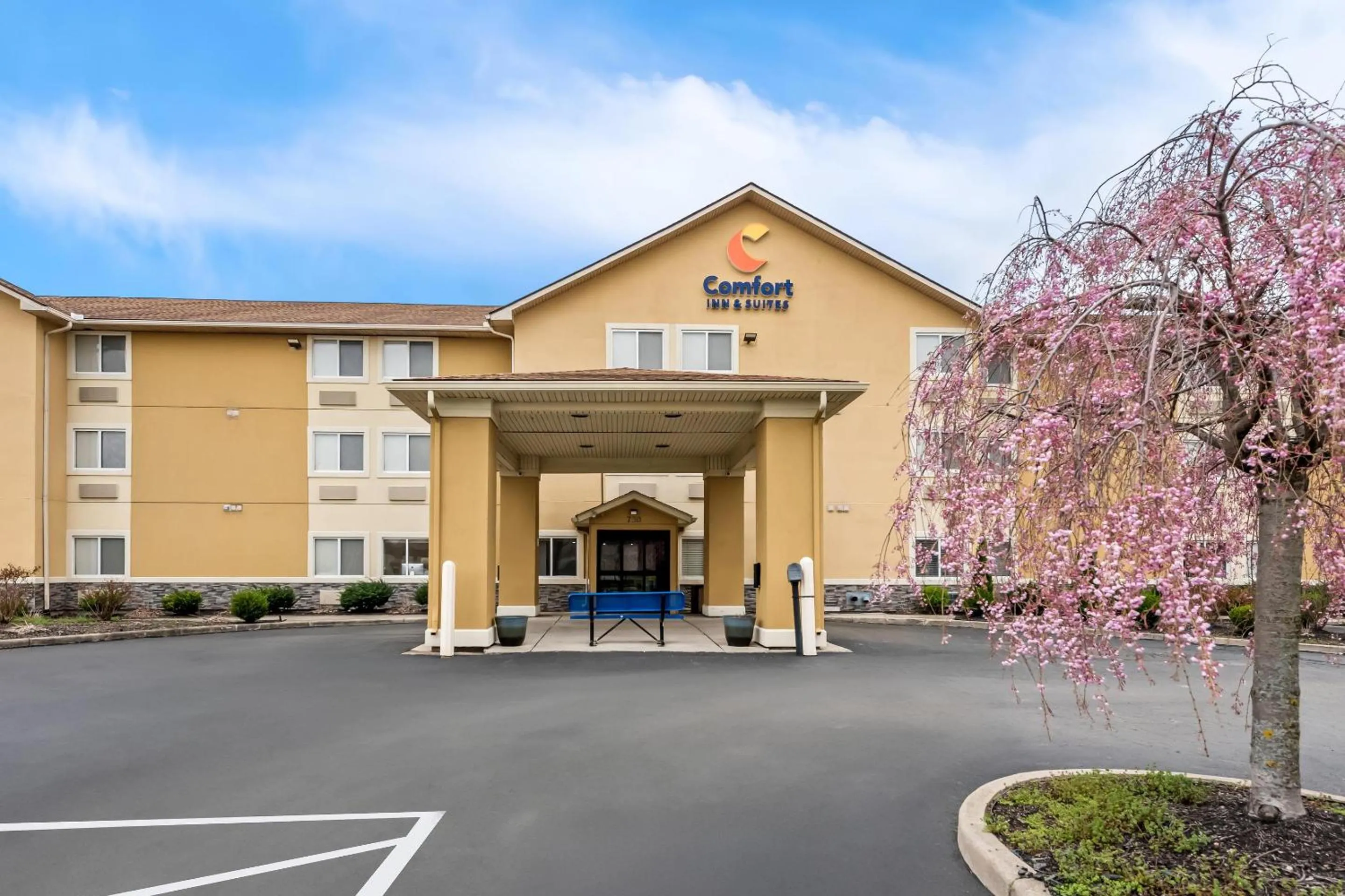 Property building in Comfort Inn & Suites Fairborn near Wright Patterson AFB