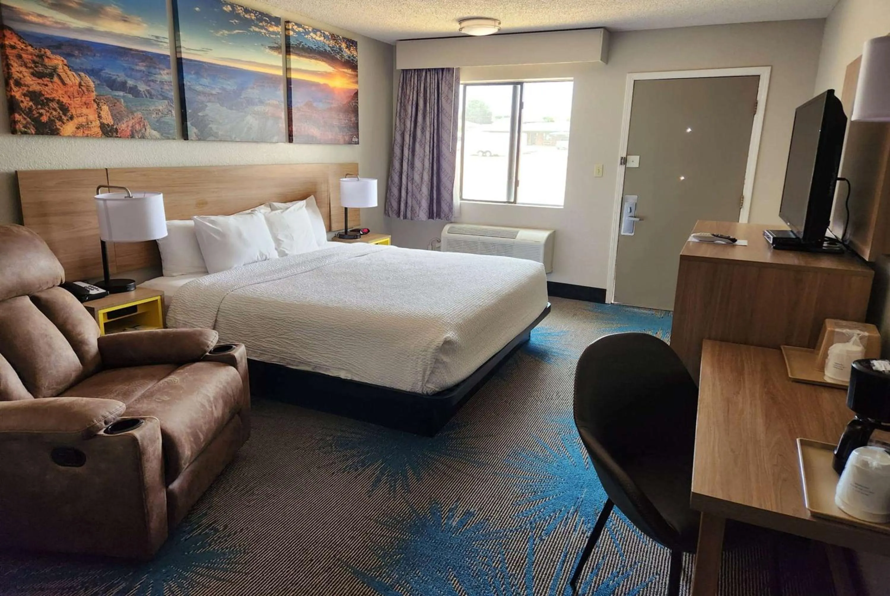Photo of the whole room, Bed in Days Inn by Wyndham Tucumcari