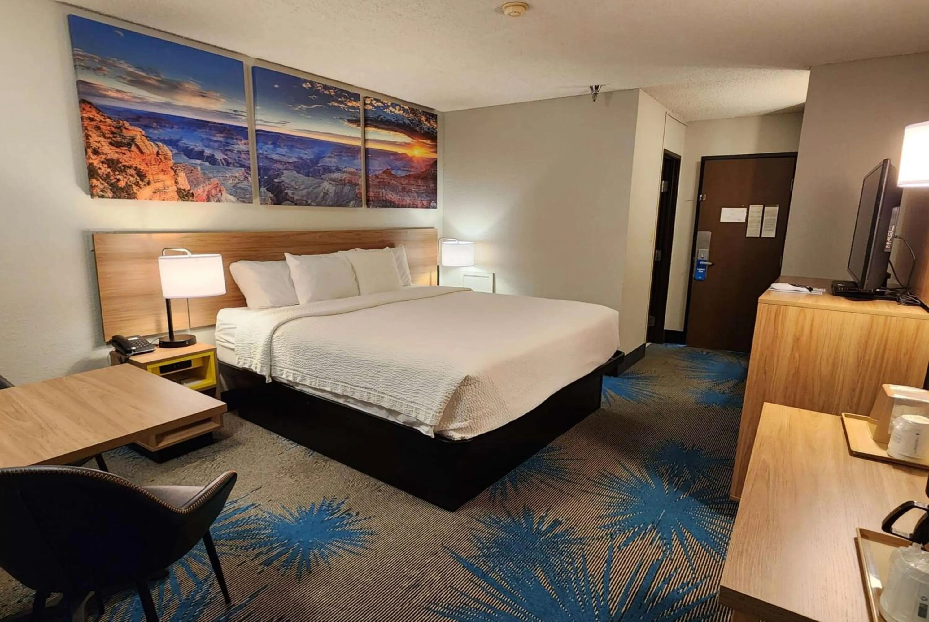 Photo of the whole room, Bed in Days Inn by Wyndham Tucumcari