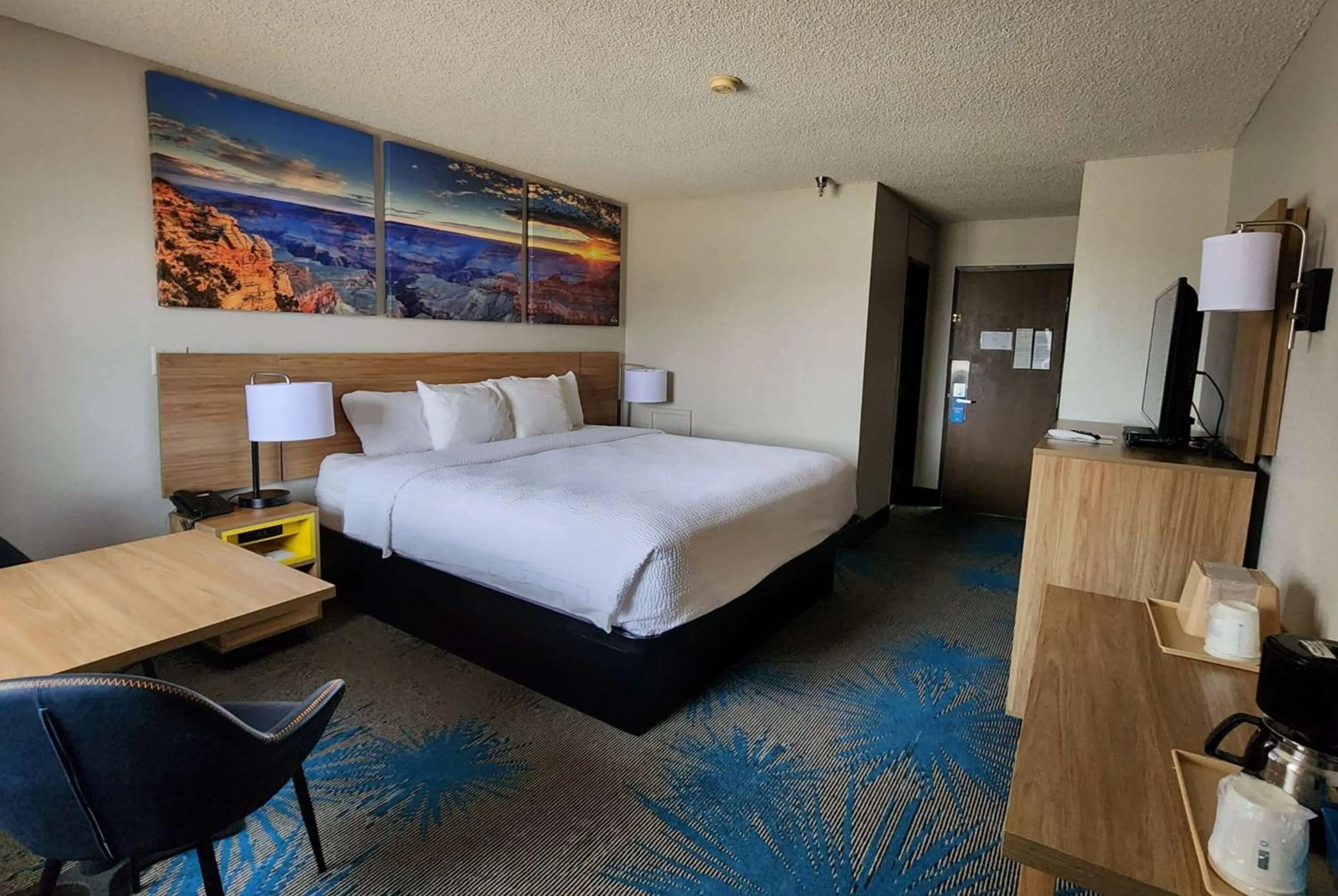 Photo of the whole room, Bed in Days Inn by Wyndham Tucumcari
