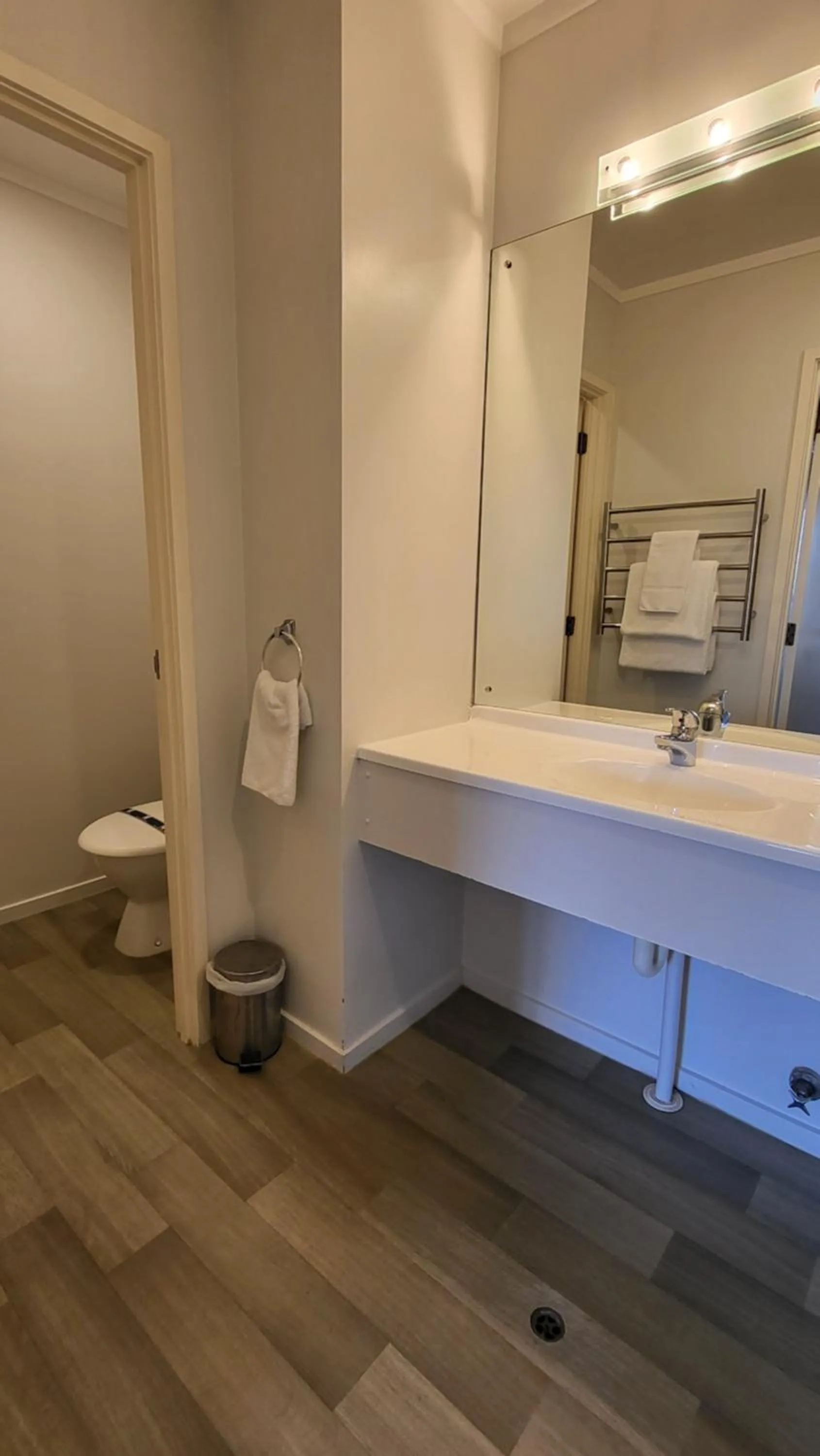 Toilet in Manukau Motor Lodge