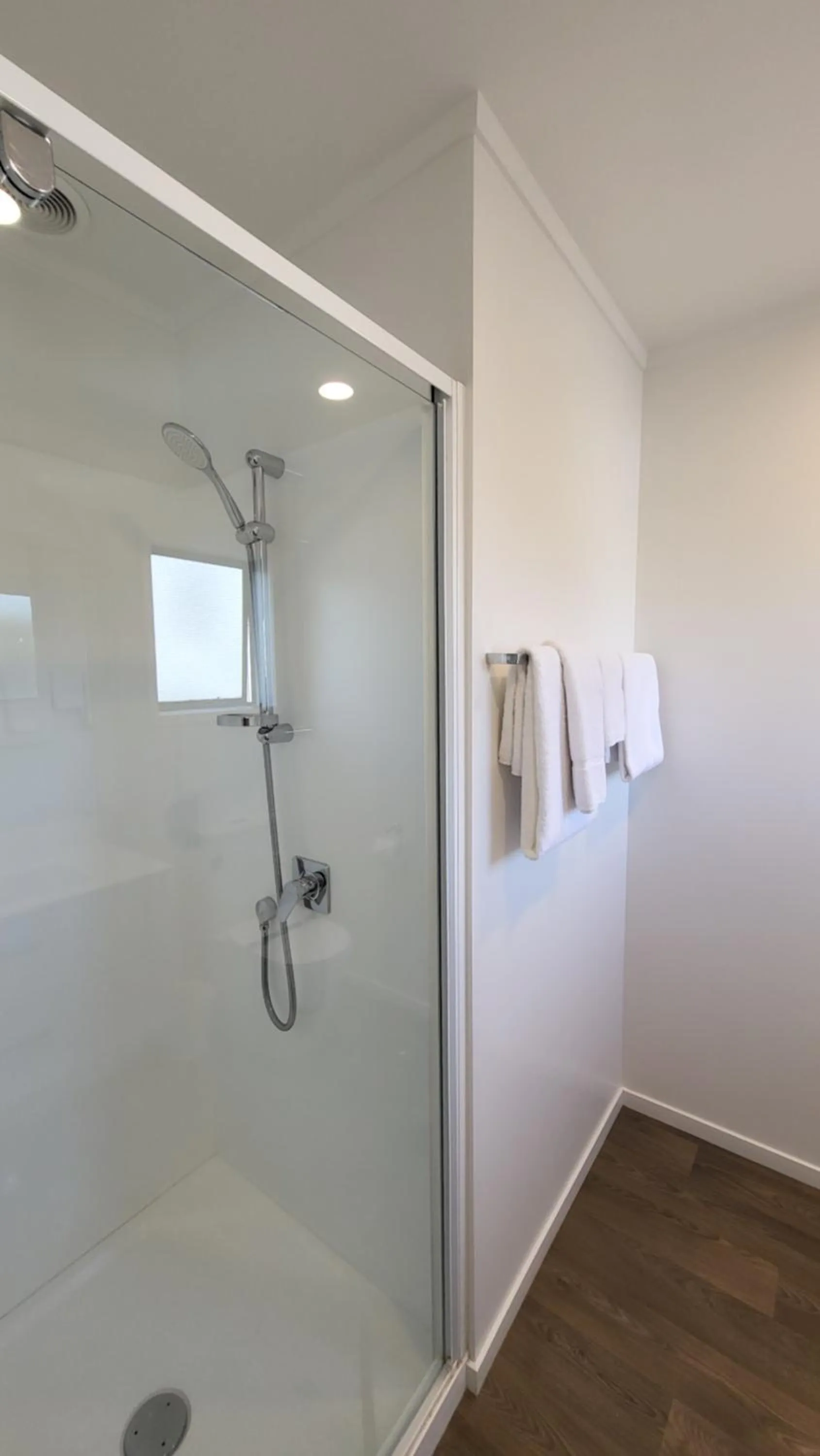 Bathroom in Manukau Motor Lodge