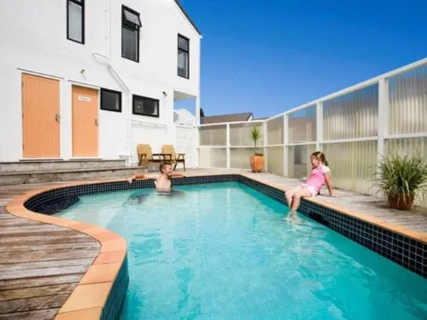 Swimming pool in Manukau Motor Lodge
