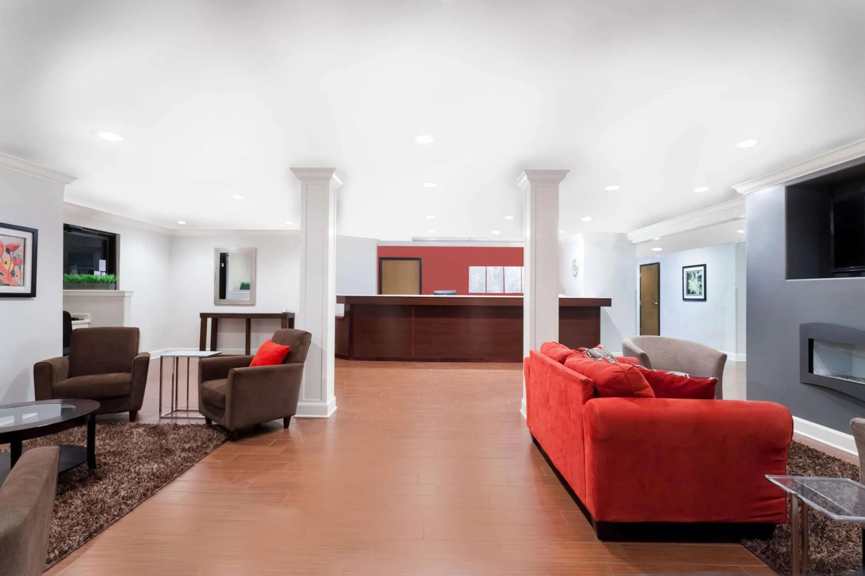 Lobby or reception in Ramada by Wyndham Tell City