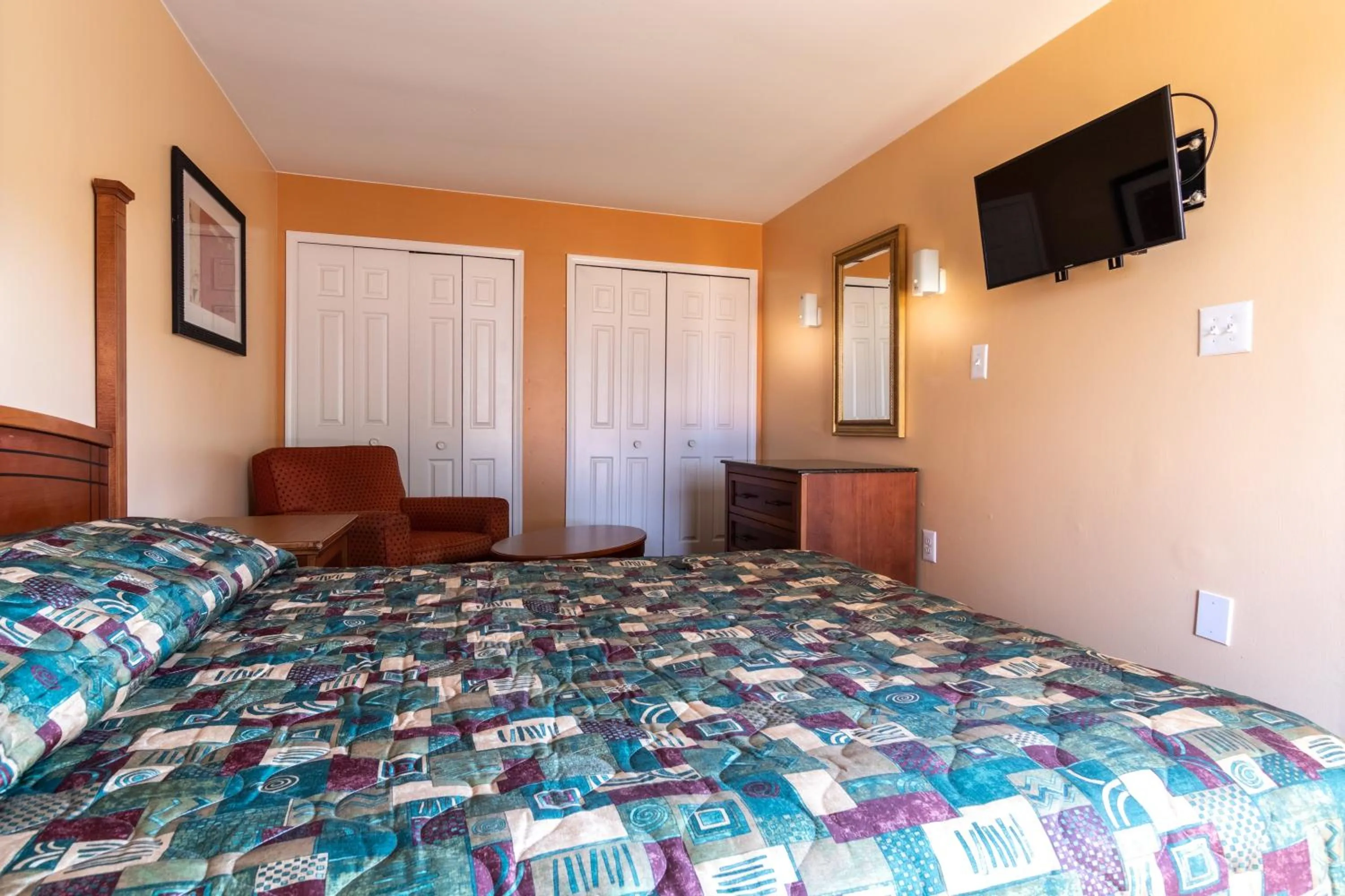 Bedroom, Bed in Master Suites Hotel