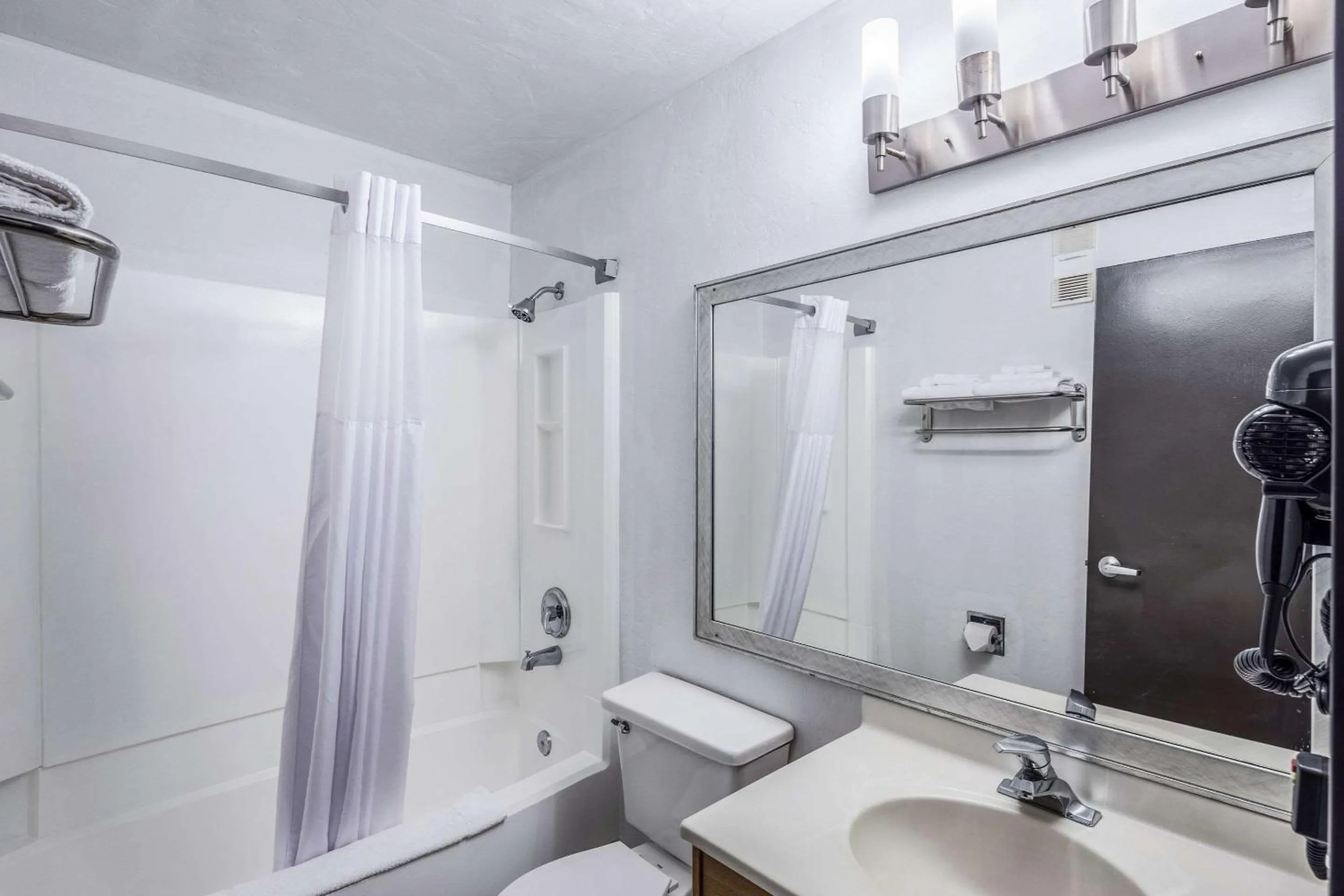 Photo of the whole room in Quality Inn