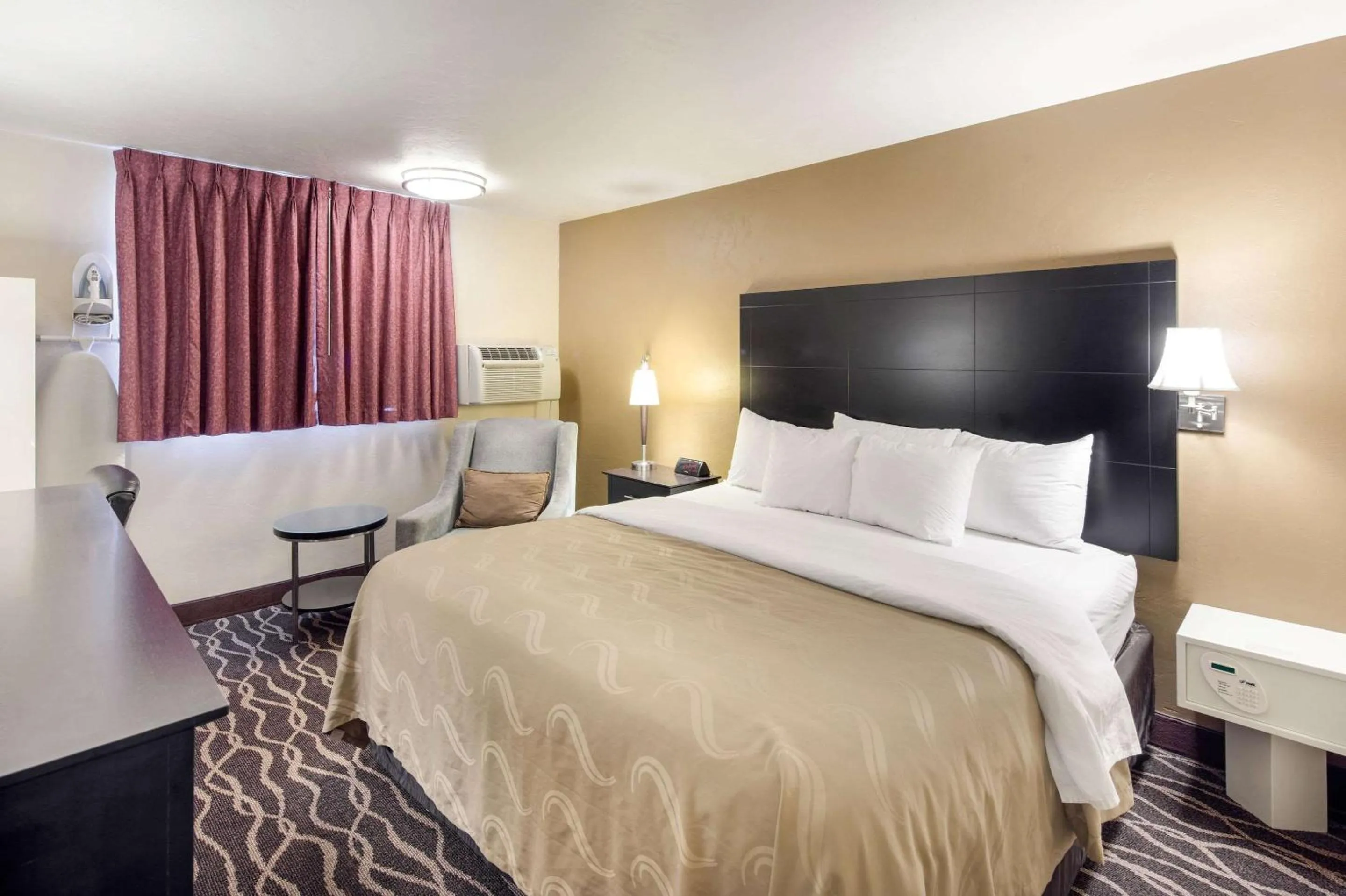 Photo of the whole room in Quality Inn