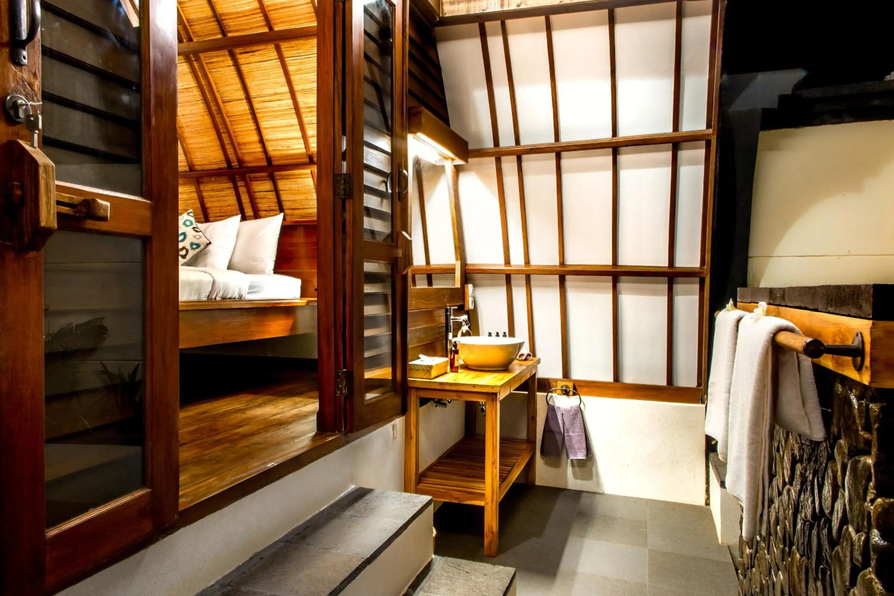 Bathroom, Bed in Manta Dive Gili Trawangan Resort