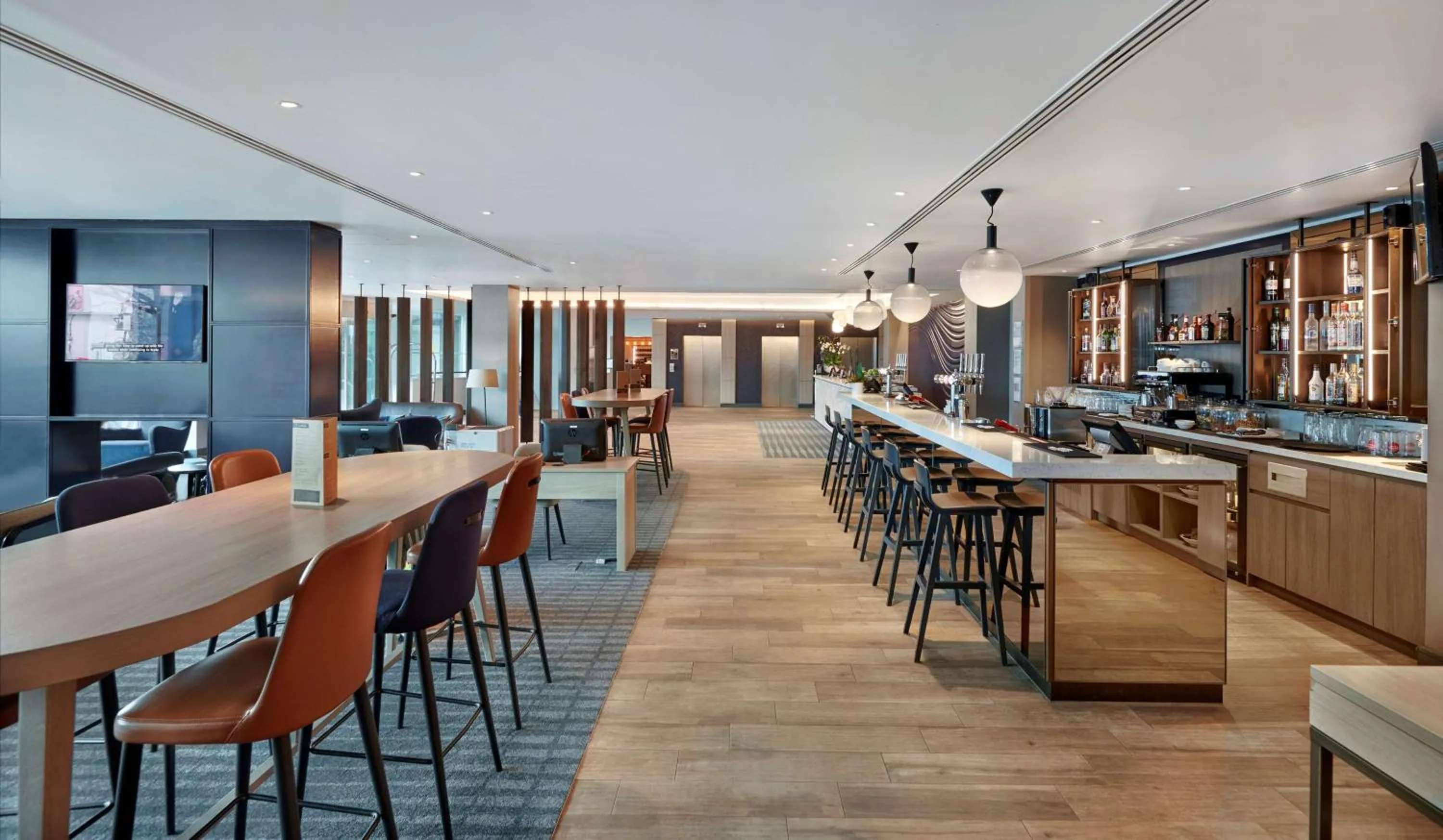 Lobby or reception in Hyatt Place London Heathrow Airport