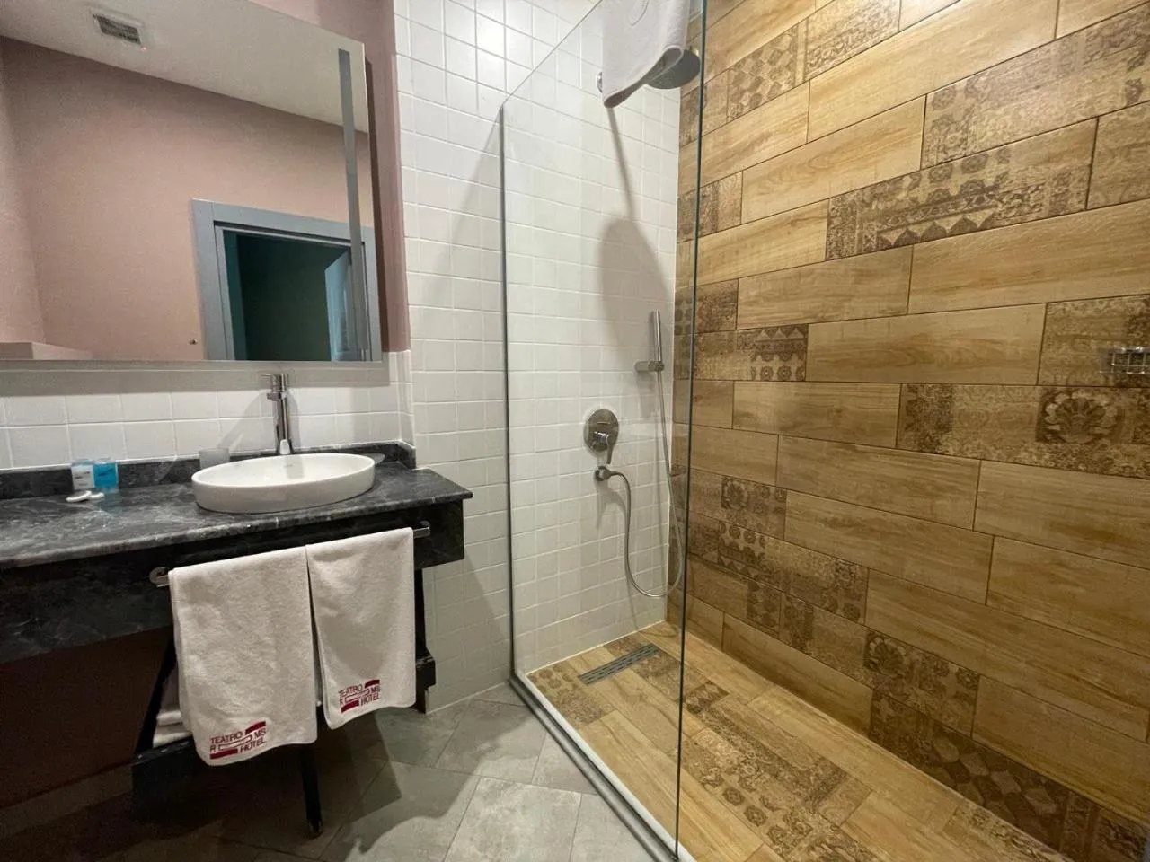 Bathroom in Teatro Rooms Hotel