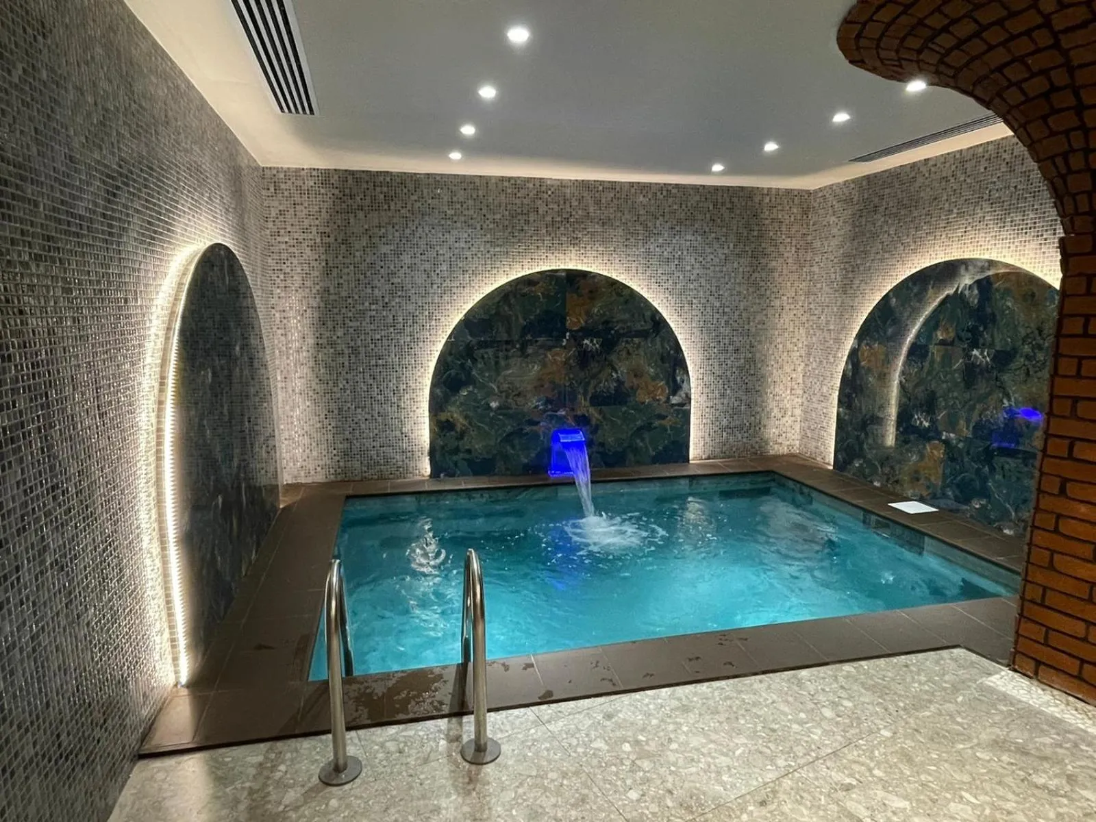 Swimming Pool in Teatro Rooms Hotel