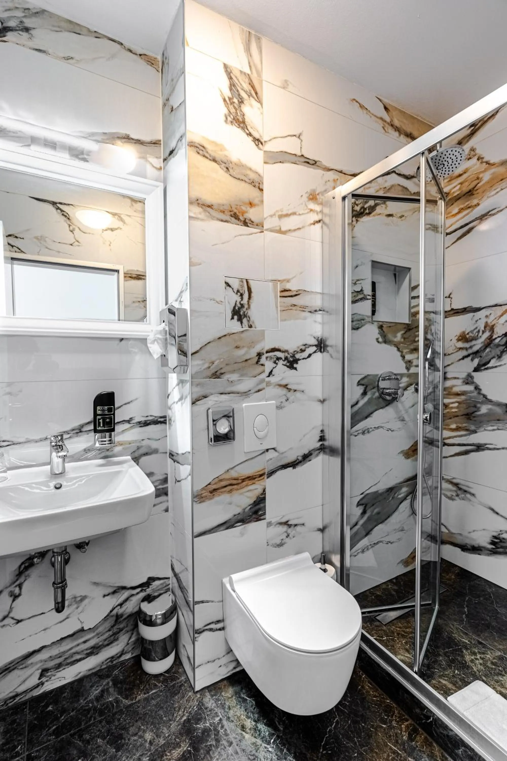 Bathroom in Hotel Prens Berlin