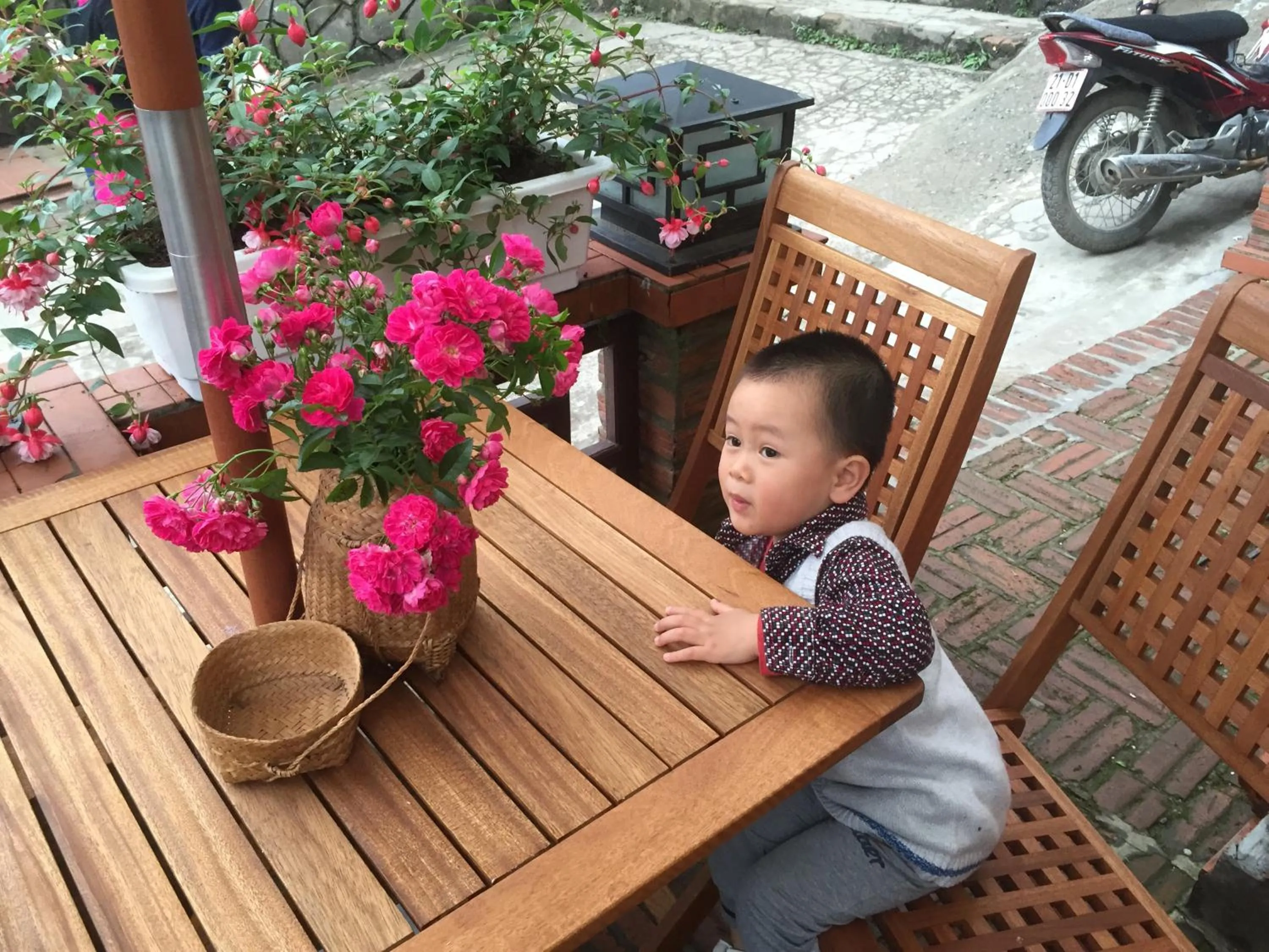 young children in Thai Binh Sapa Hotel