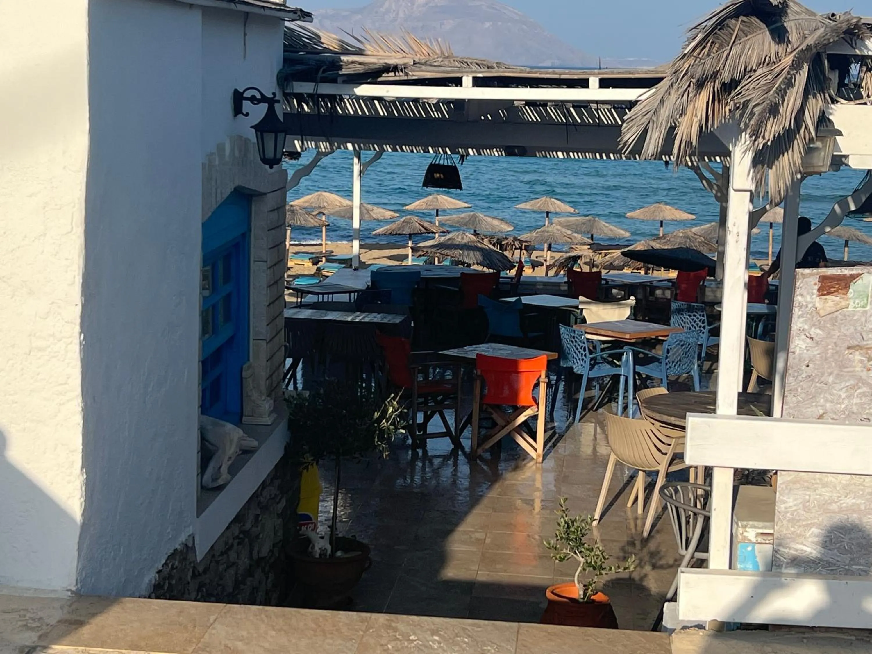 Restaurant/places to eat in Royal Beach Hotel