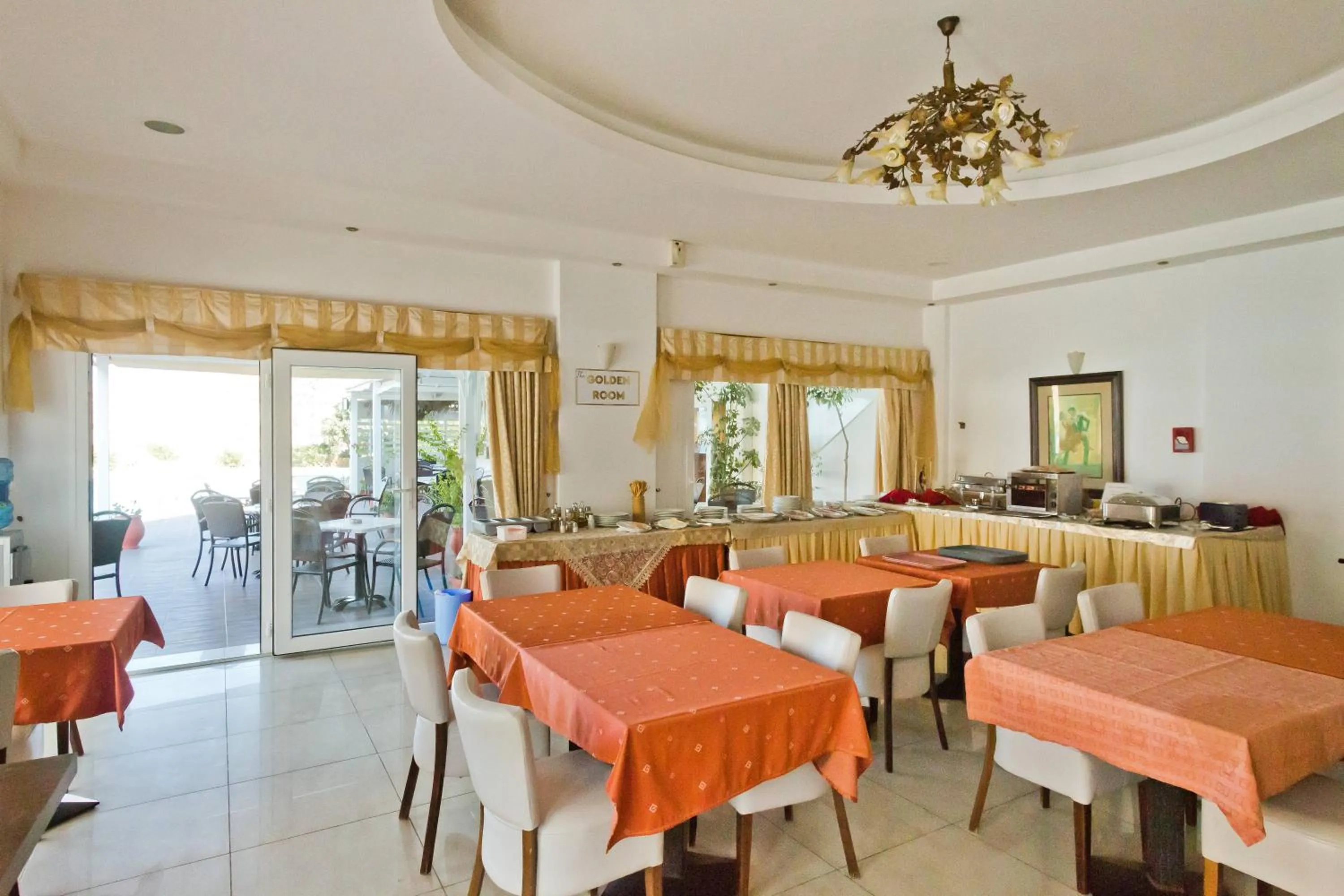 Restaurant/places to eat in Royal Beach Hotel