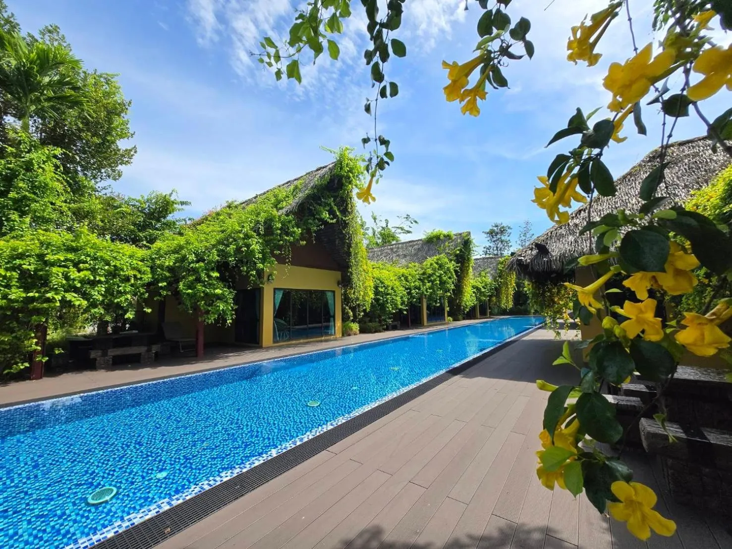 Pool view in Khum Damnoen Resort