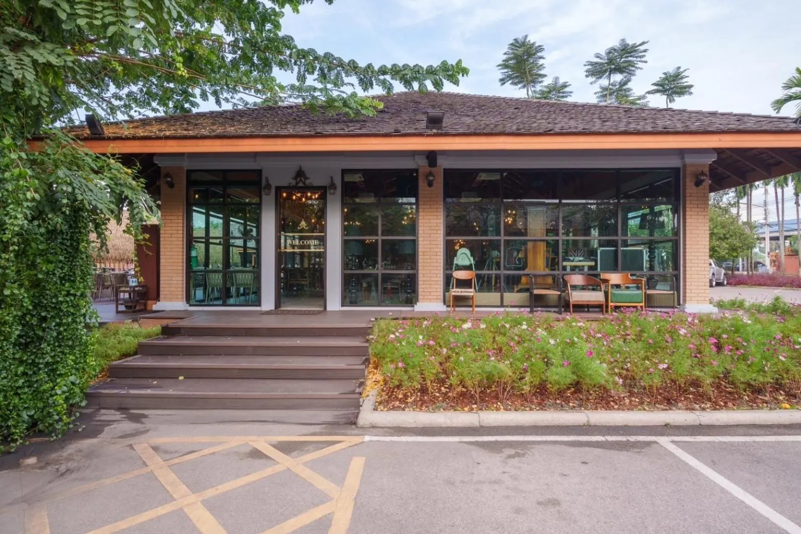 Restaurant/places to eat in Khum Damnoen Resort