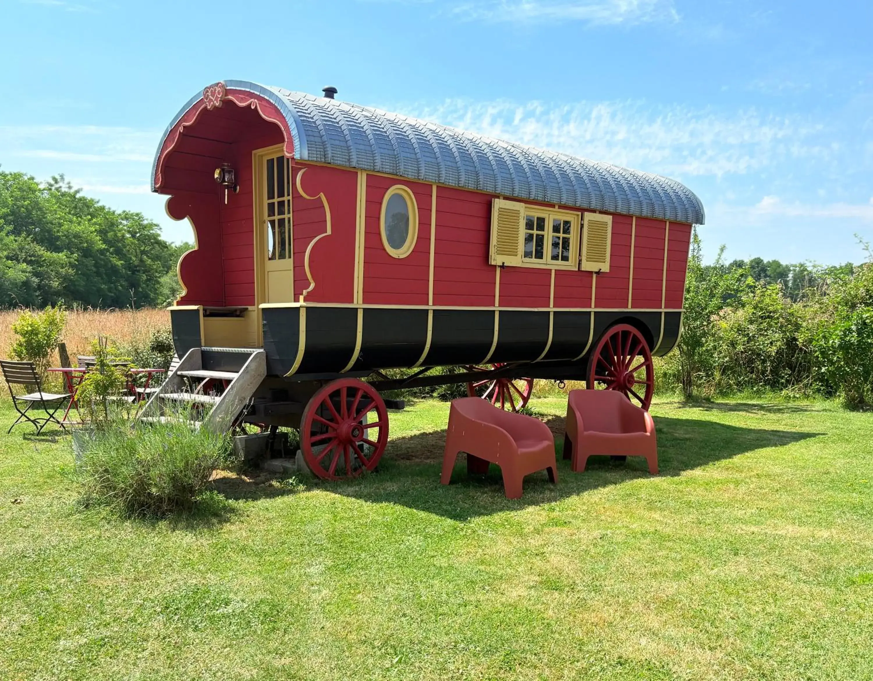 Wooden Caravan in La roulotte Champêtre des Grillots Wooden Caravan in La roulotte Champêtre des Grillots