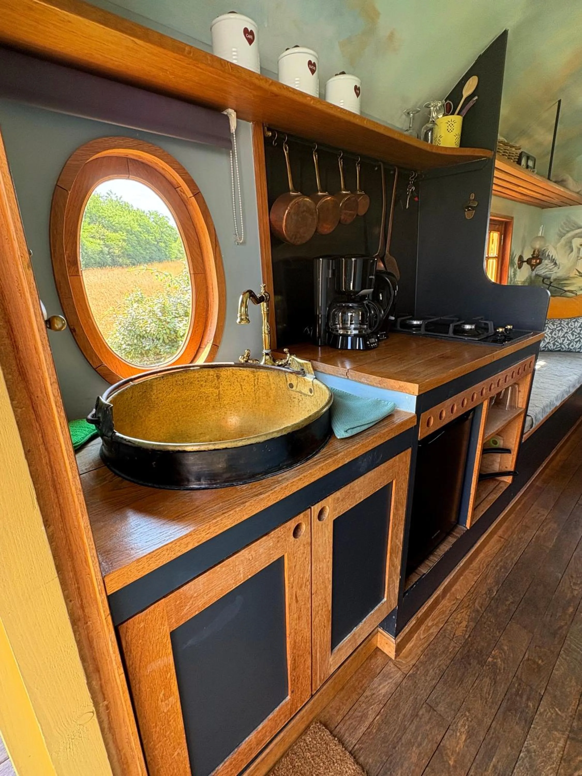 Kitchen or kitchenette in La roulotte Champêtre des Grillots