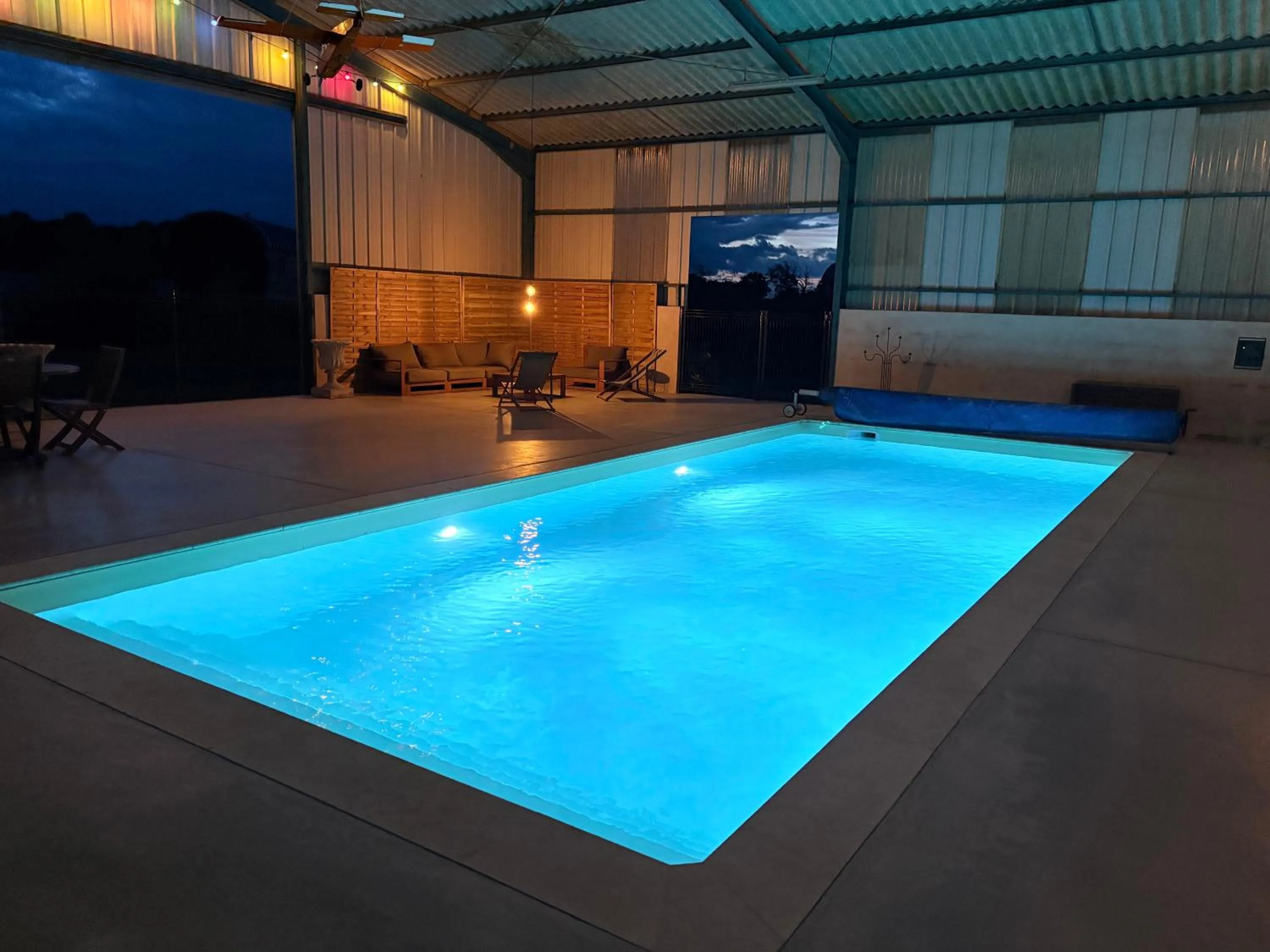 Swimming pool in La roulotte Champêtre des Grillots