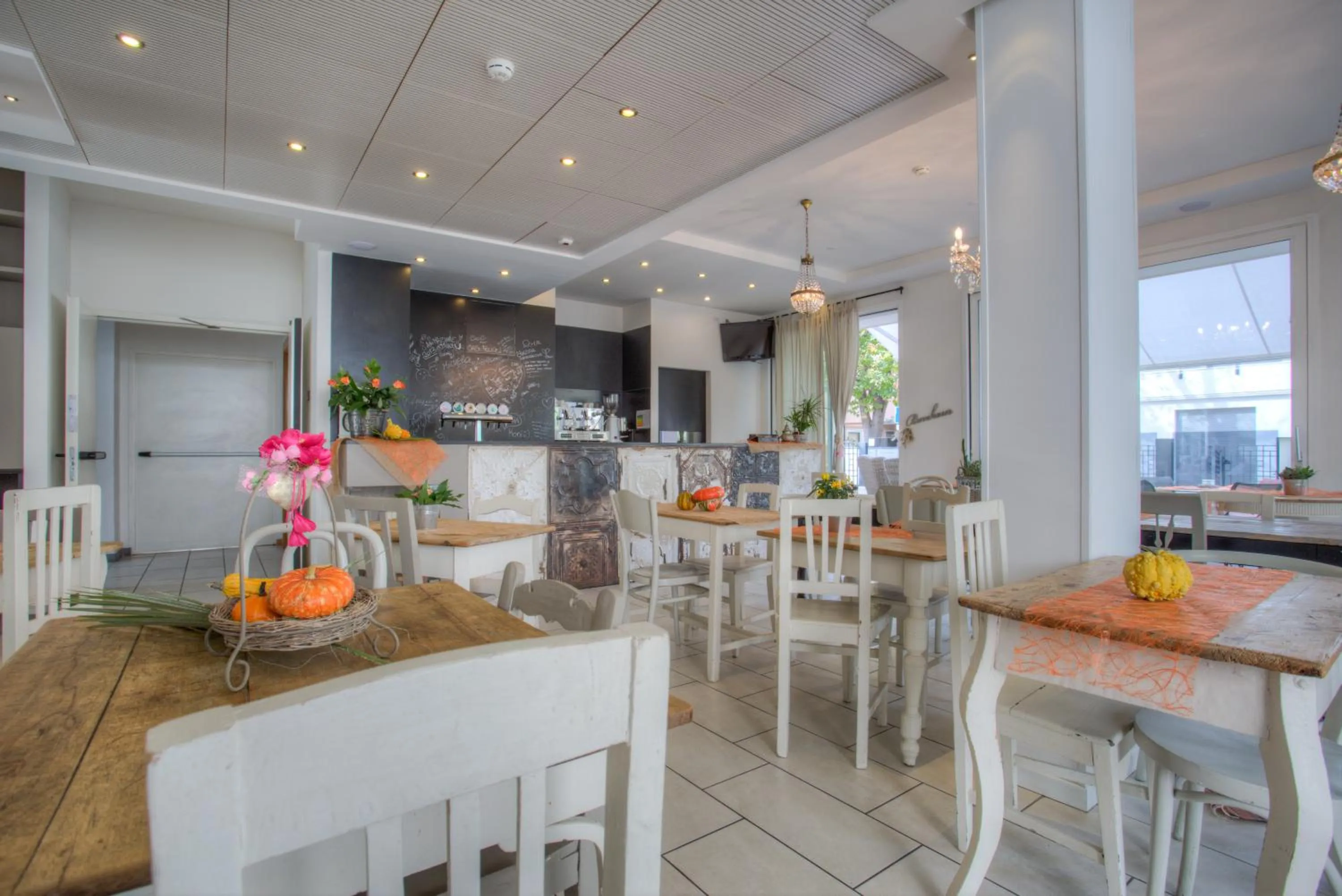 Restaurant/places to eat in D-Place Hotel & Suite