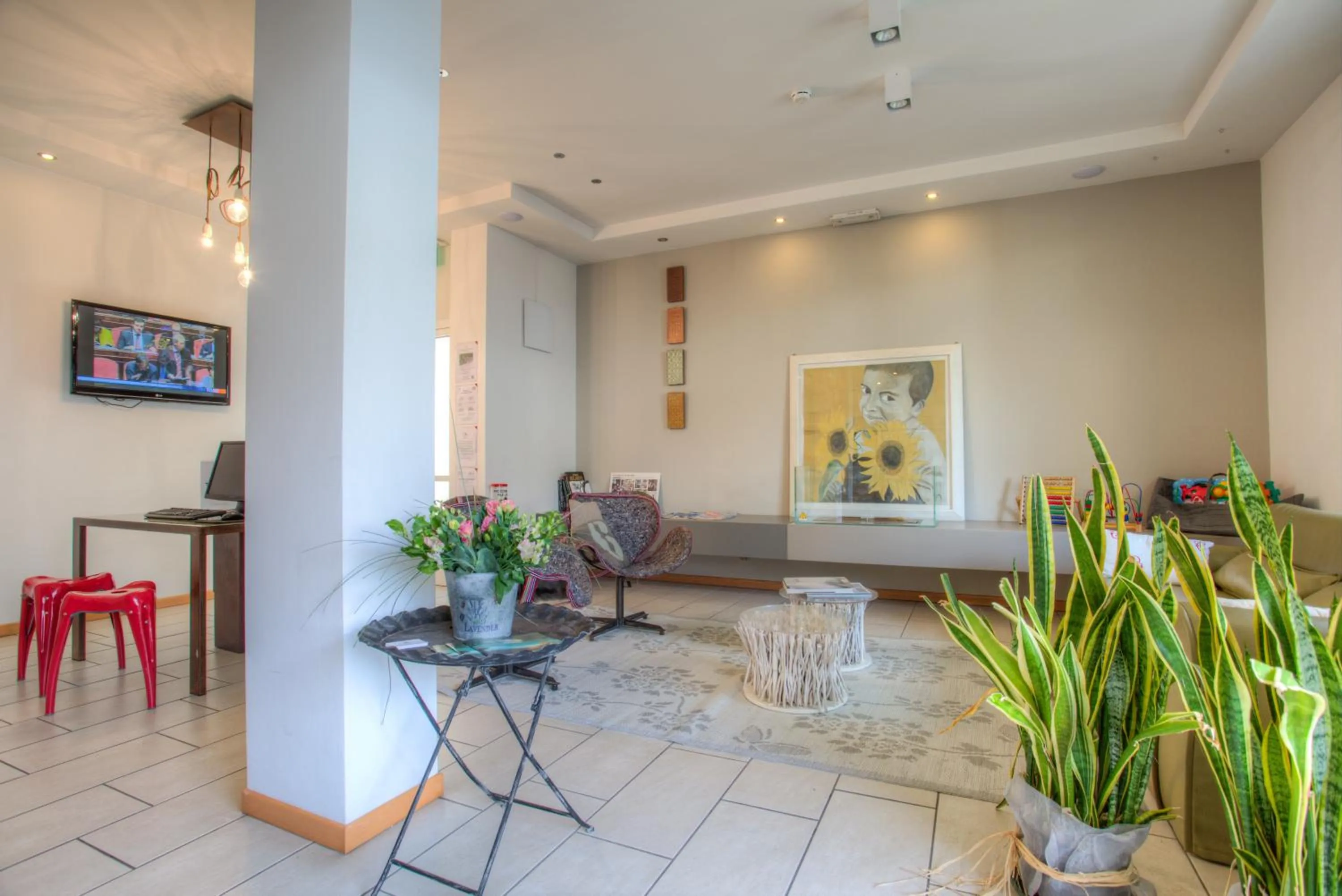 Communal lounge/ TV room in D-Place Hotel & Suite