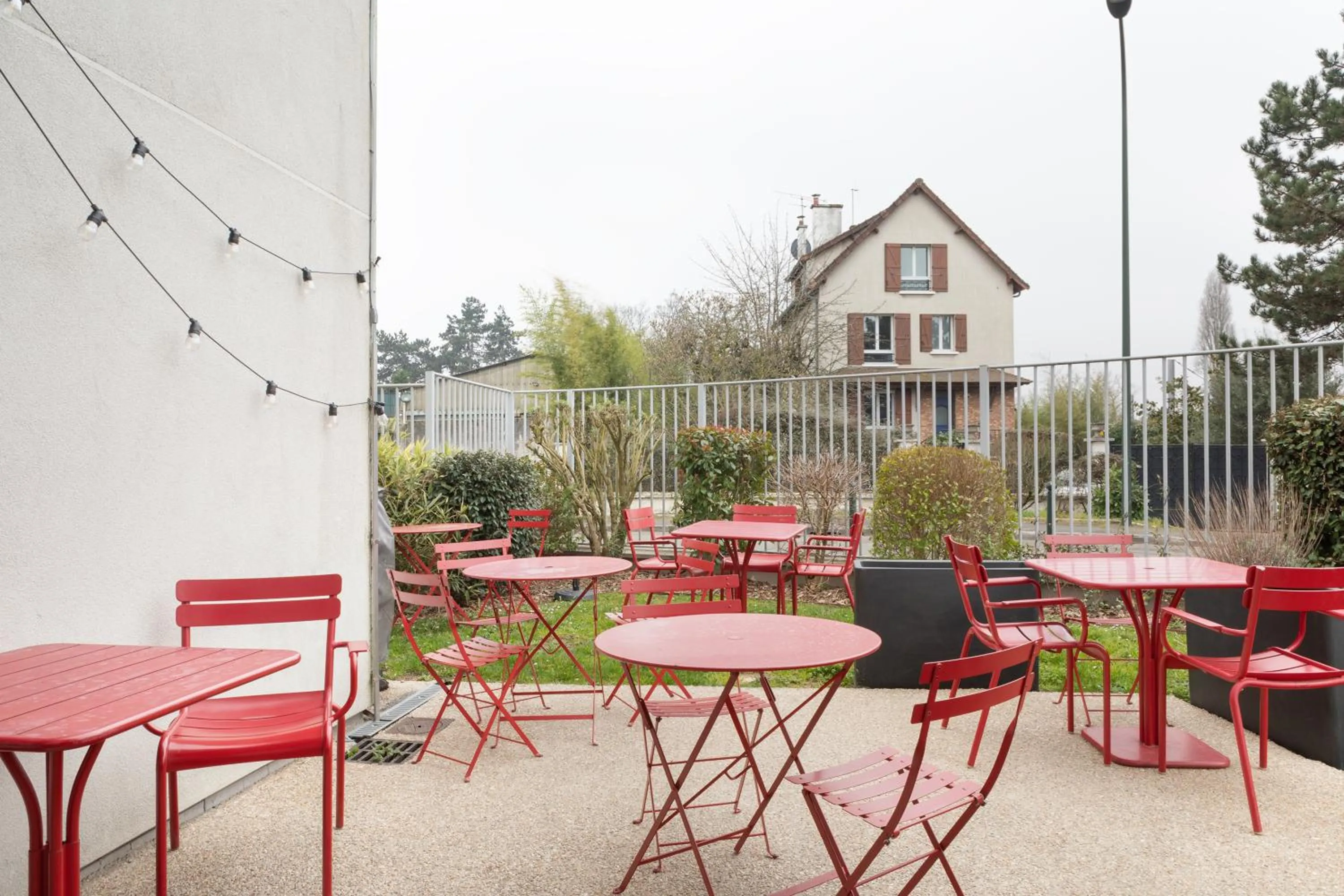 Patio in ibis Styles Versailles Saint Quentin en Yvelines