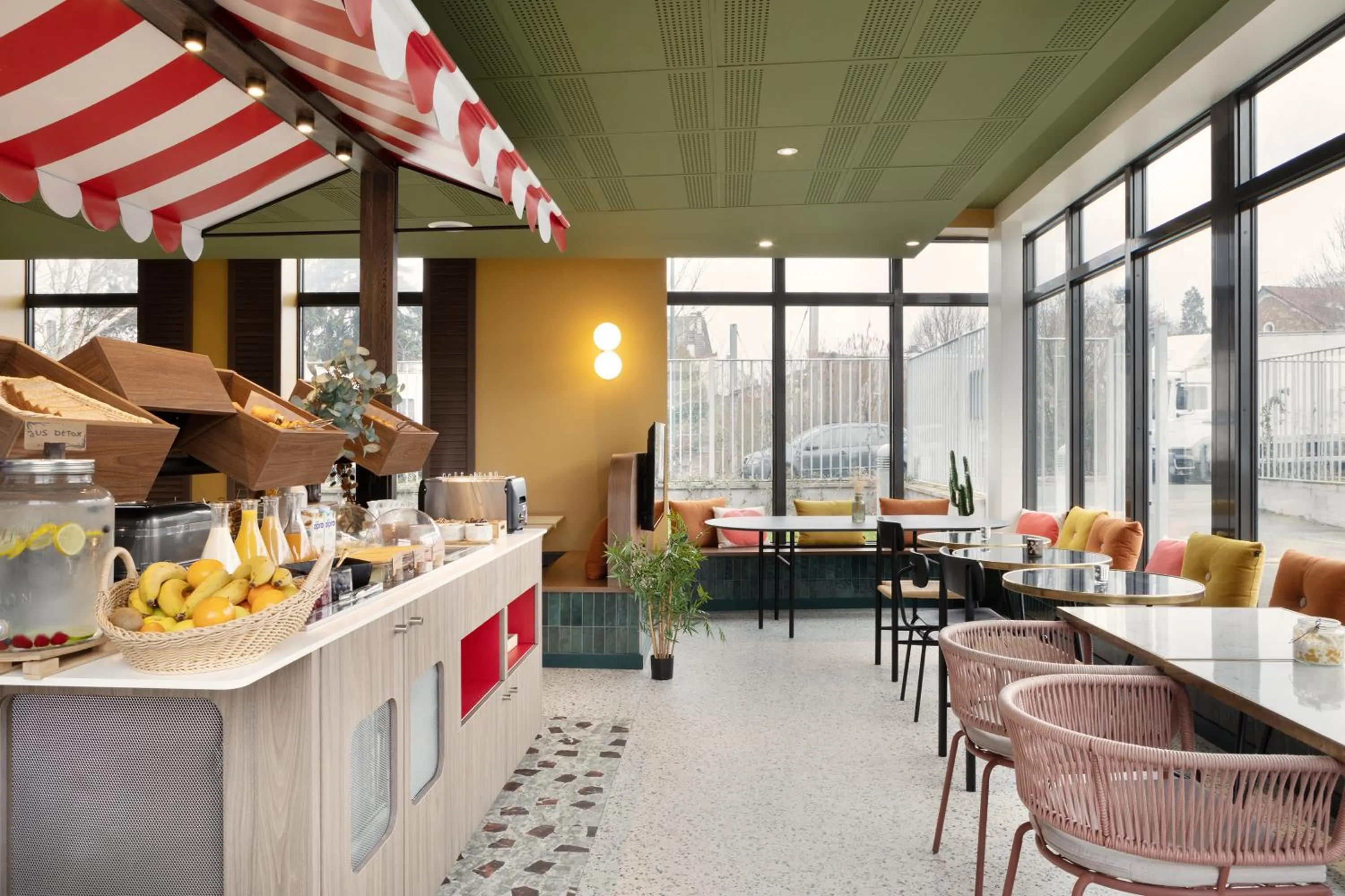 Buffet breakfast in ibis Styles Versailles Saint Quentin en Yvelines