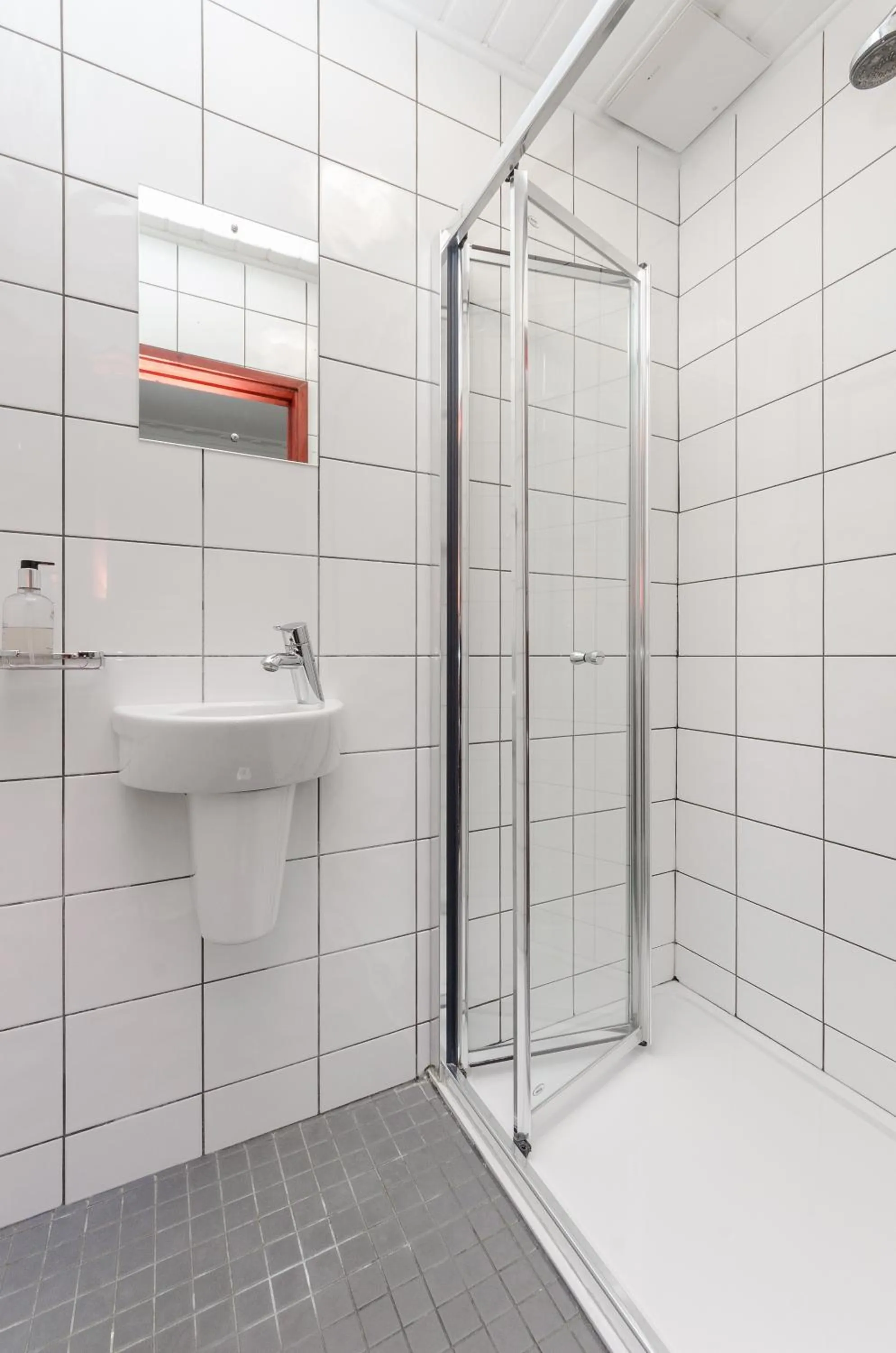 Shower in Wardonia Hotel Kings Cross