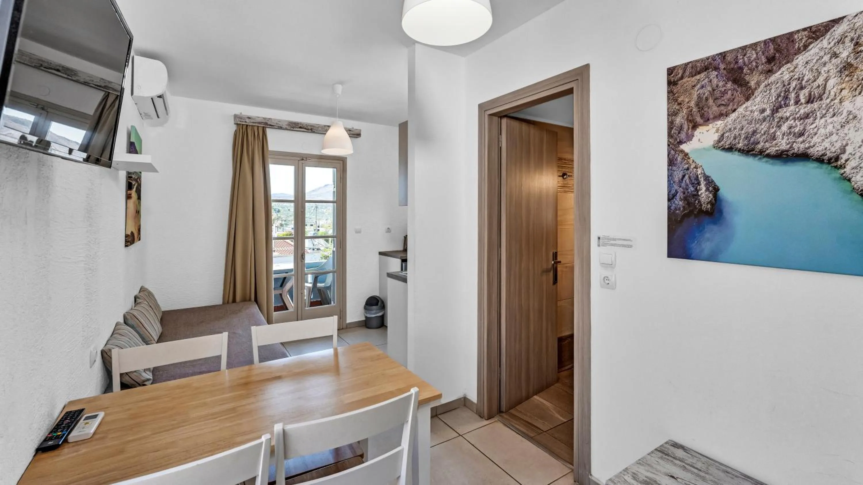 TV and multimedia in Evina Rooms & Suites