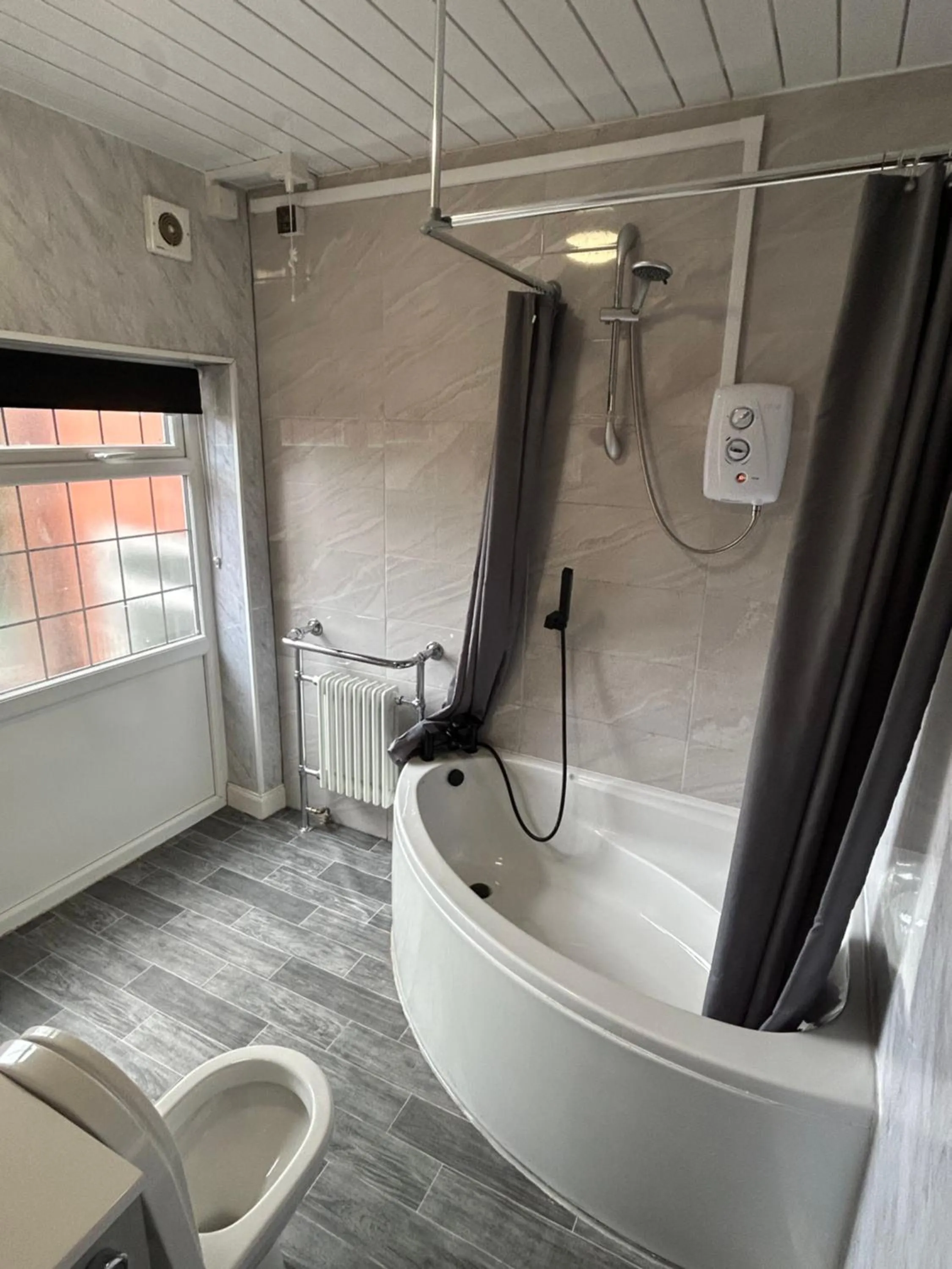 Bathroom in Barons Court Hotel