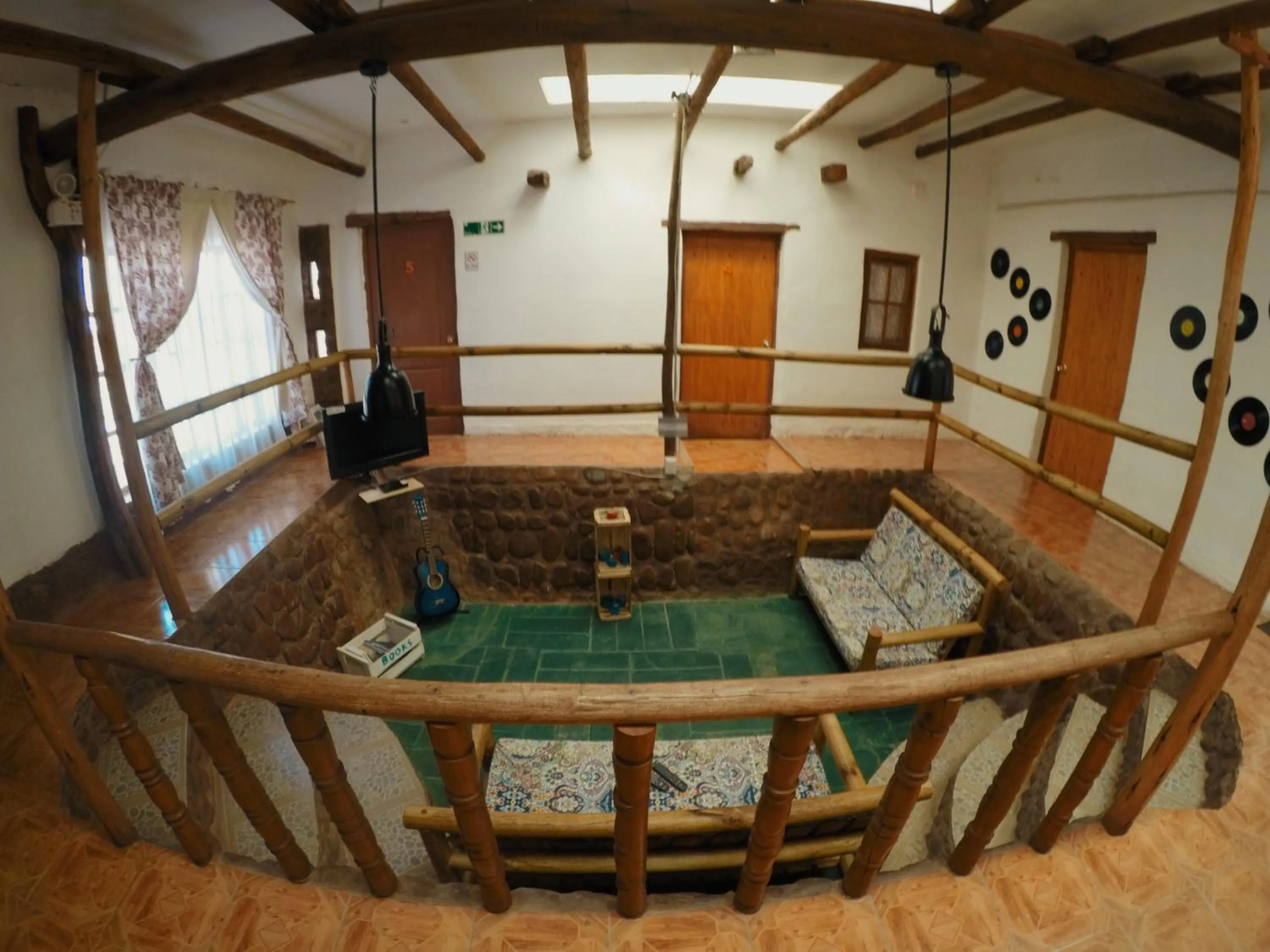 Communal lounge/ TV room in Rey Lagarto Hostel