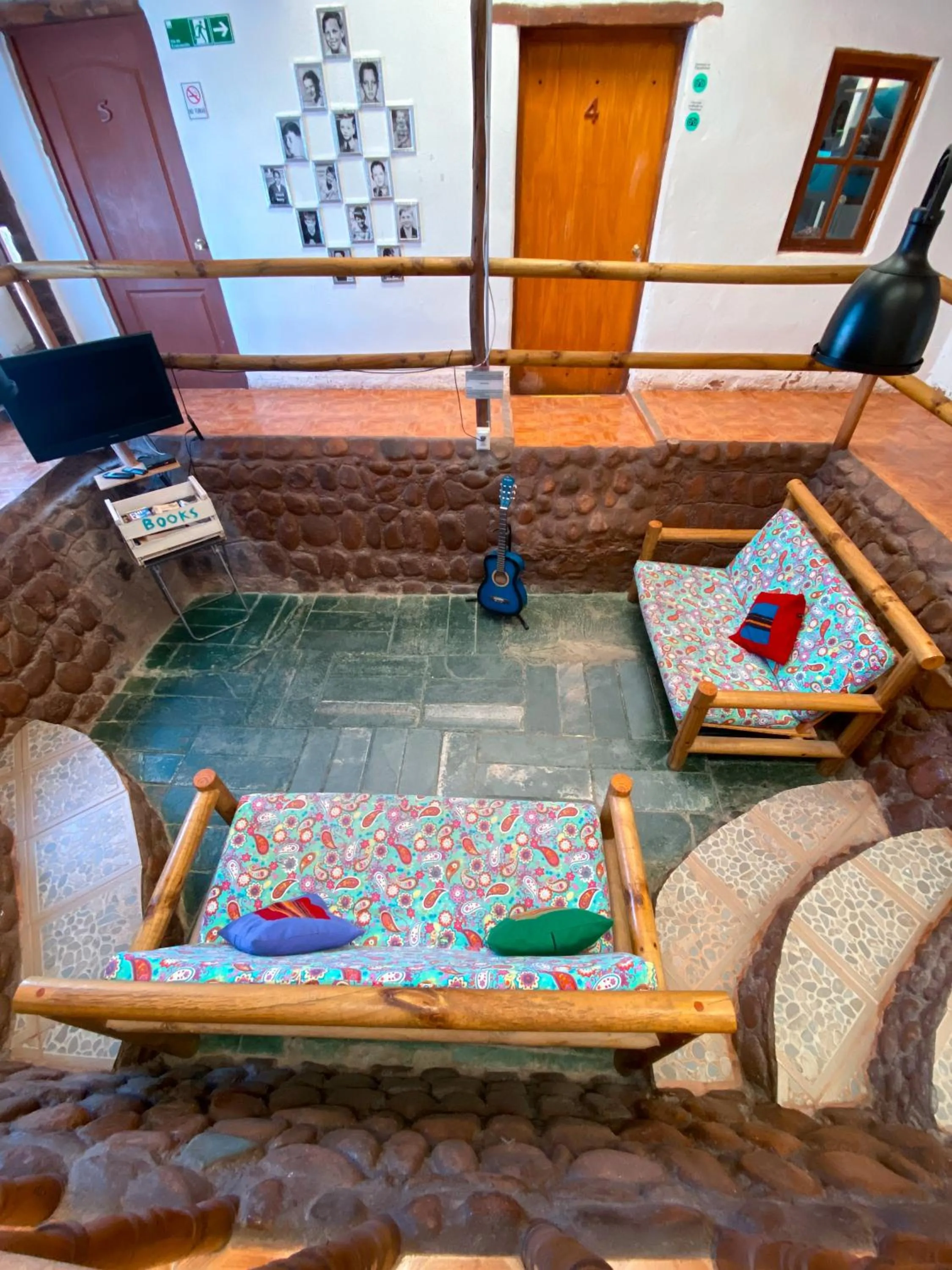 Communal lounge/ TV room in Rey Lagarto Hostel