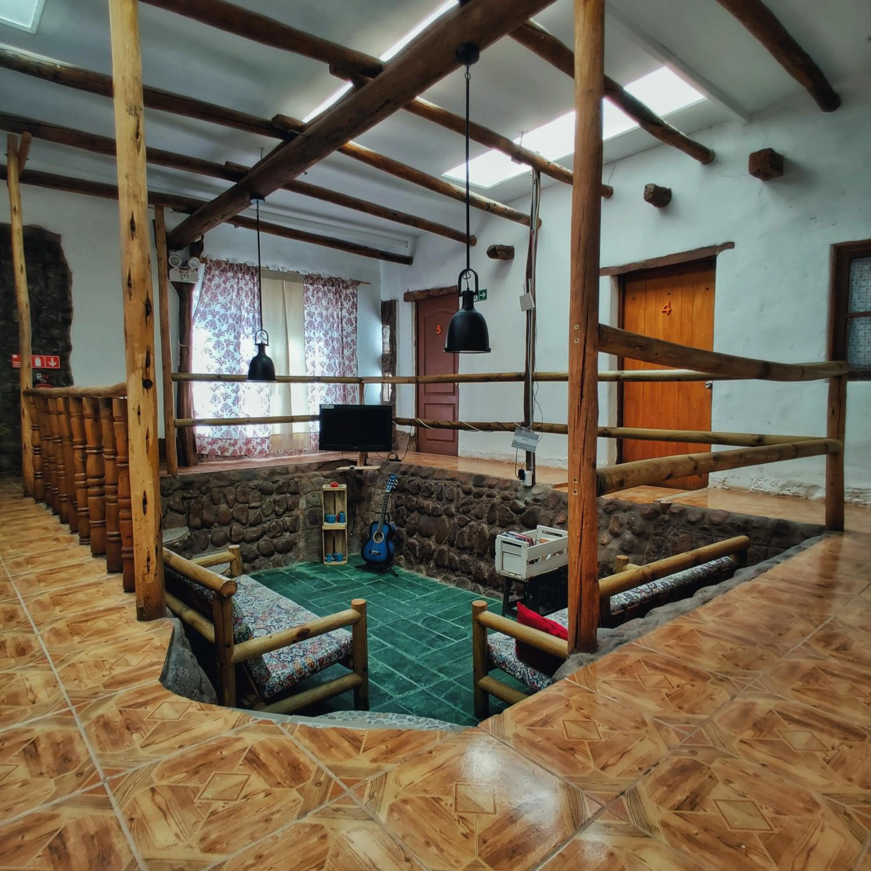 Communal lounge/ TV room in Rey Lagarto Hostel