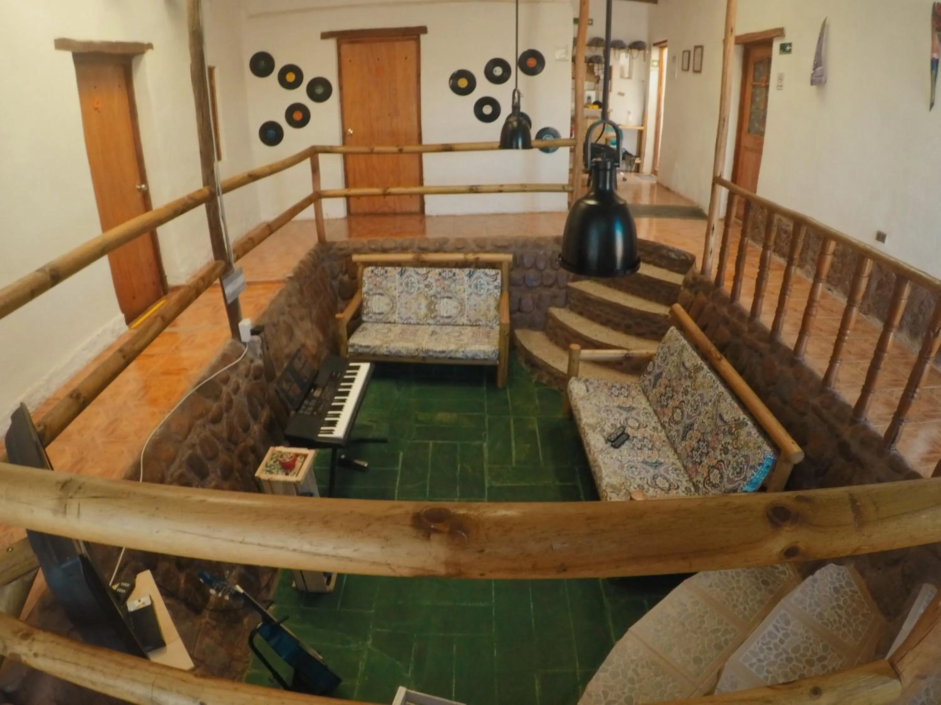 Communal lounge/ TV room in Rey Lagarto Hostel