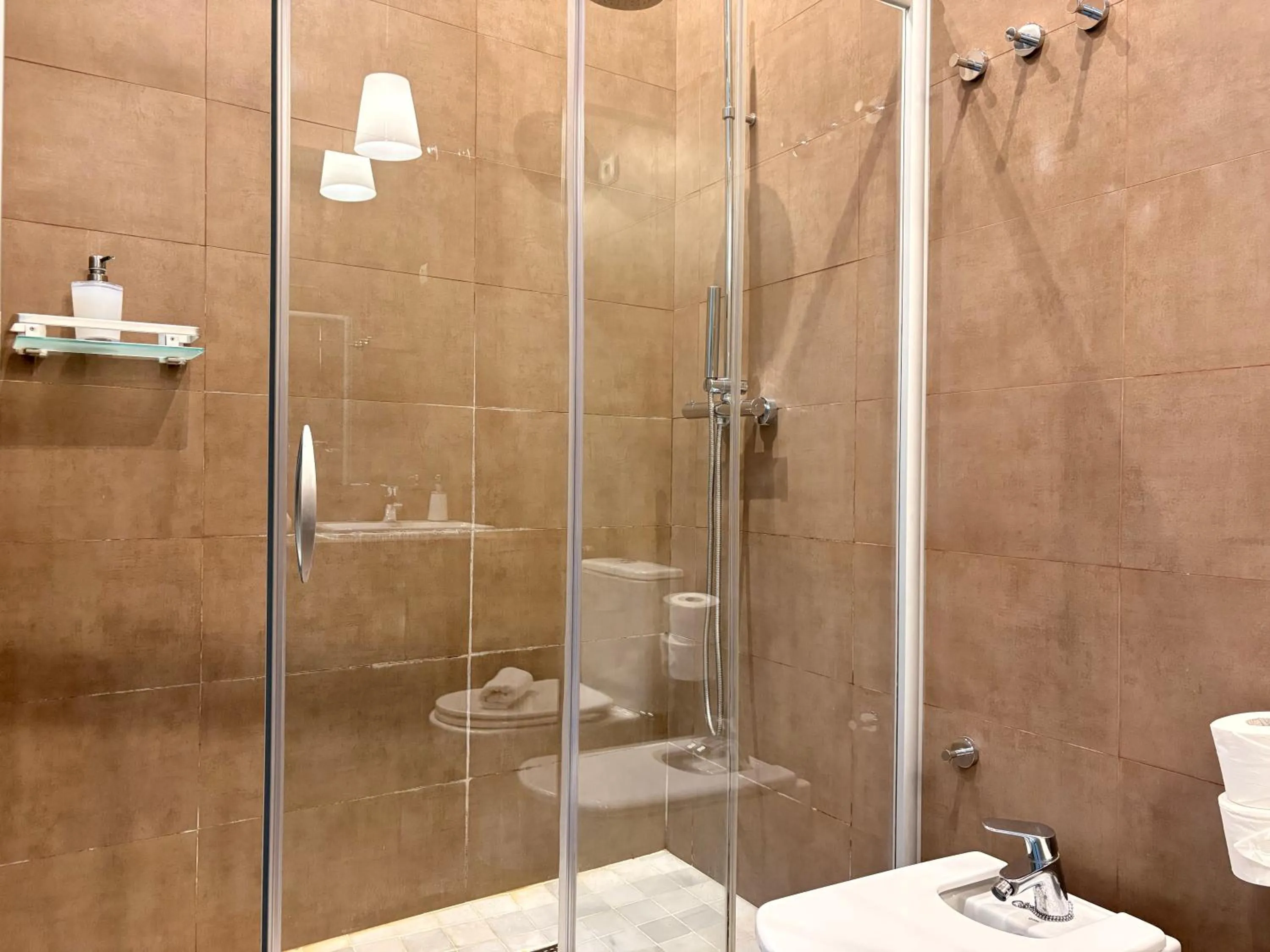 Toilet in Life Apartments Alberto Lista