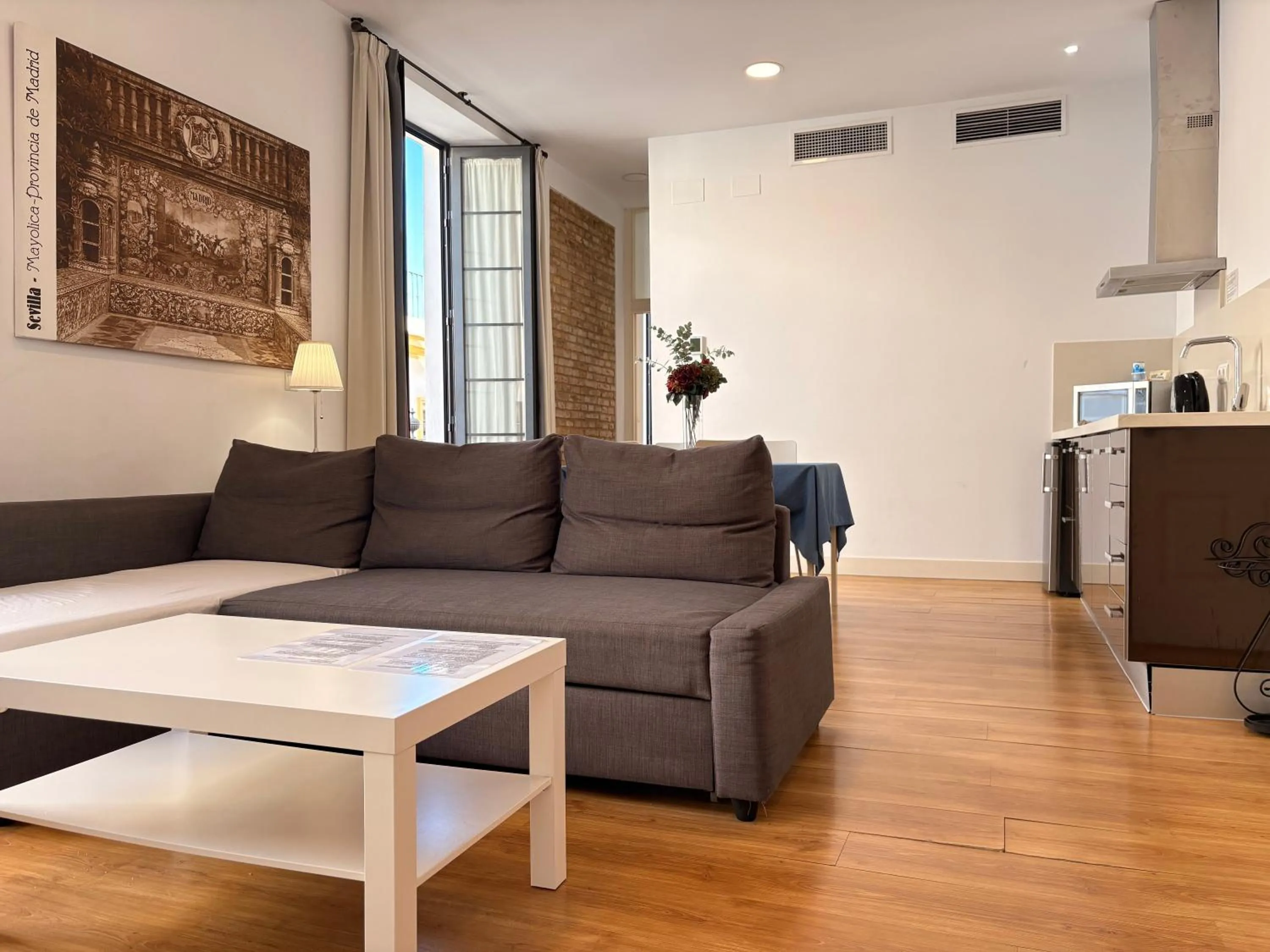 Dining area in Life Apartments Alberto Lista