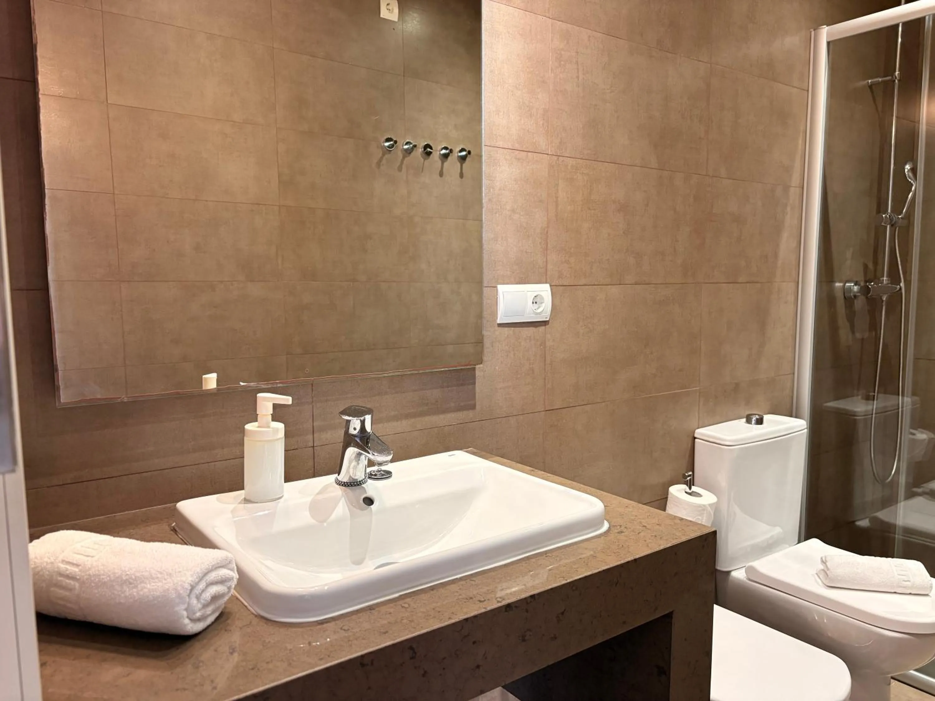 Shower in Life Apartments Alberto Lista