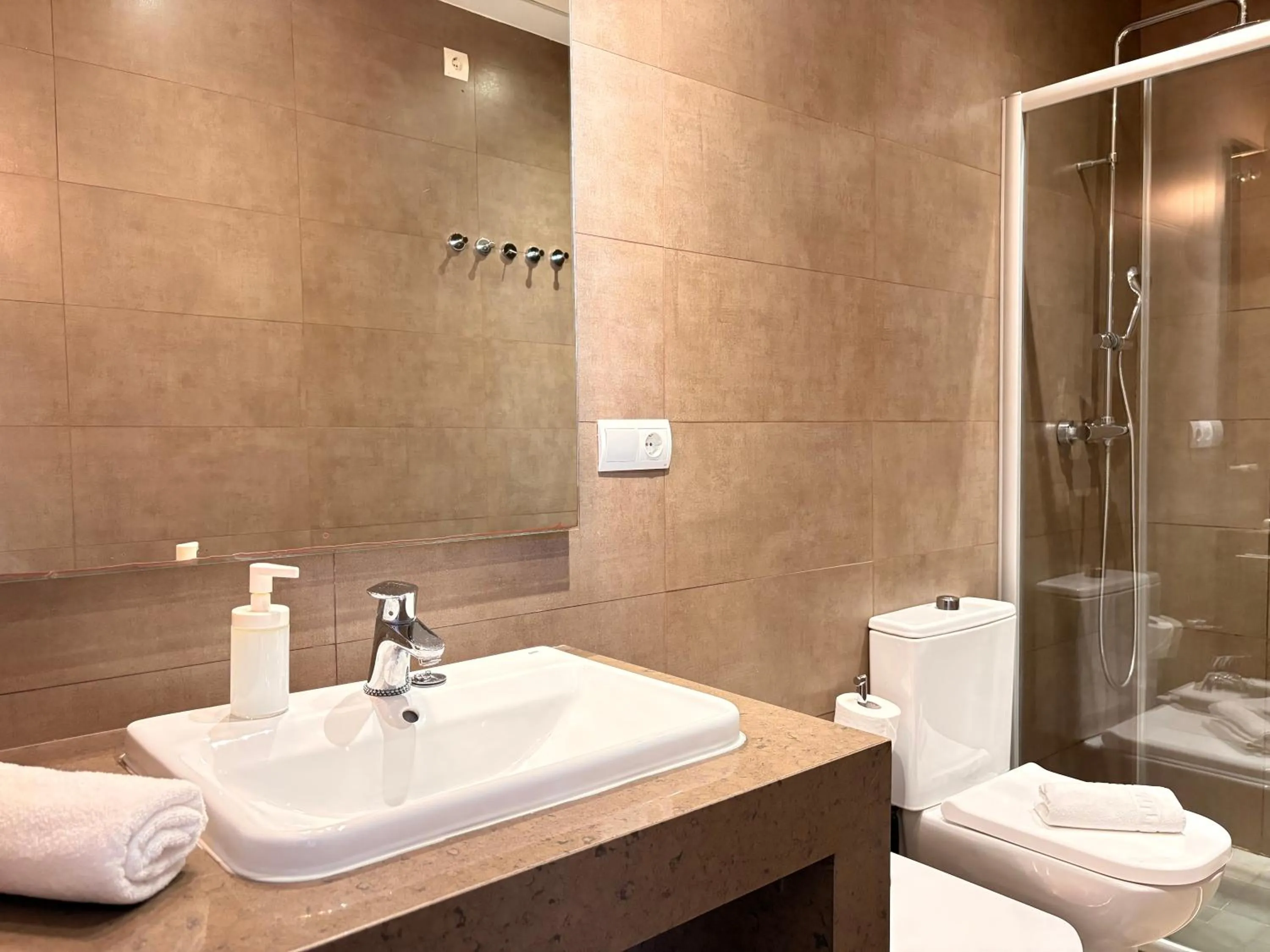 Shower in Life Apartments Alberto Lista