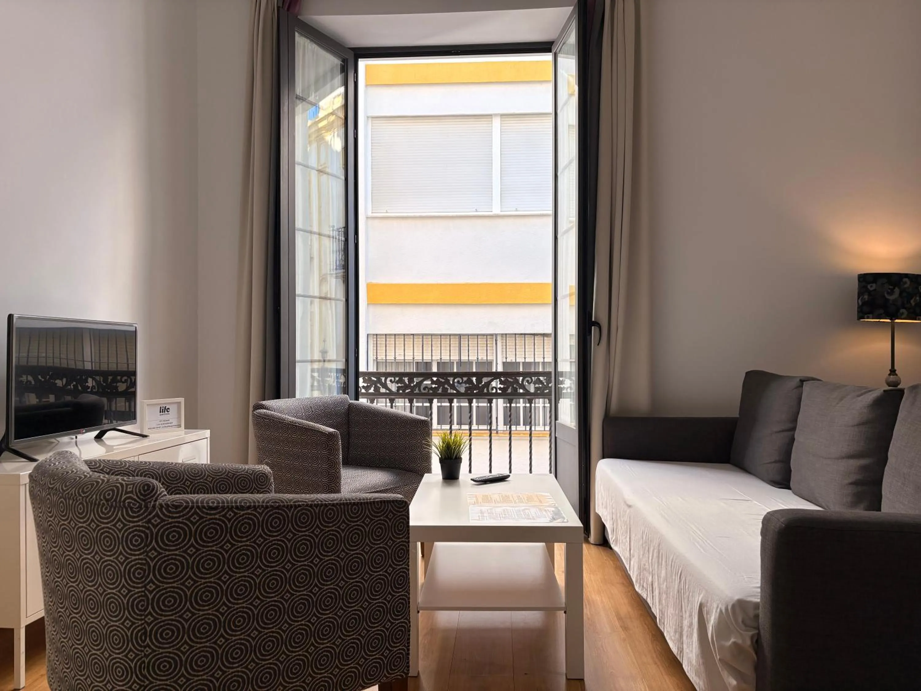 TV and multimedia, Bed in Life Apartments Alberto Lista